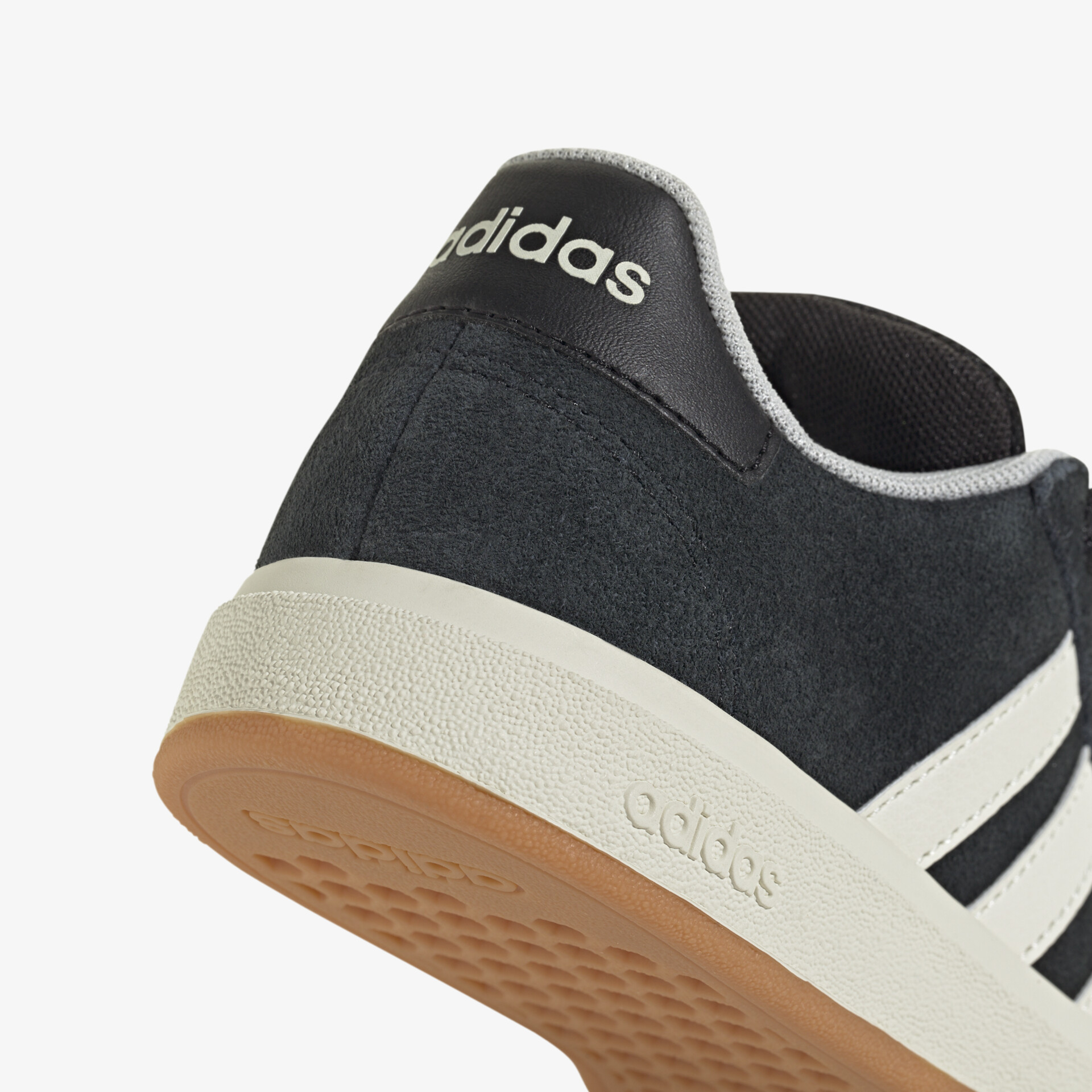 Detailansicht des Adidas Schuhs mit sichtbarem Logo, hochwertigem Material und langlebiger Gummisohle