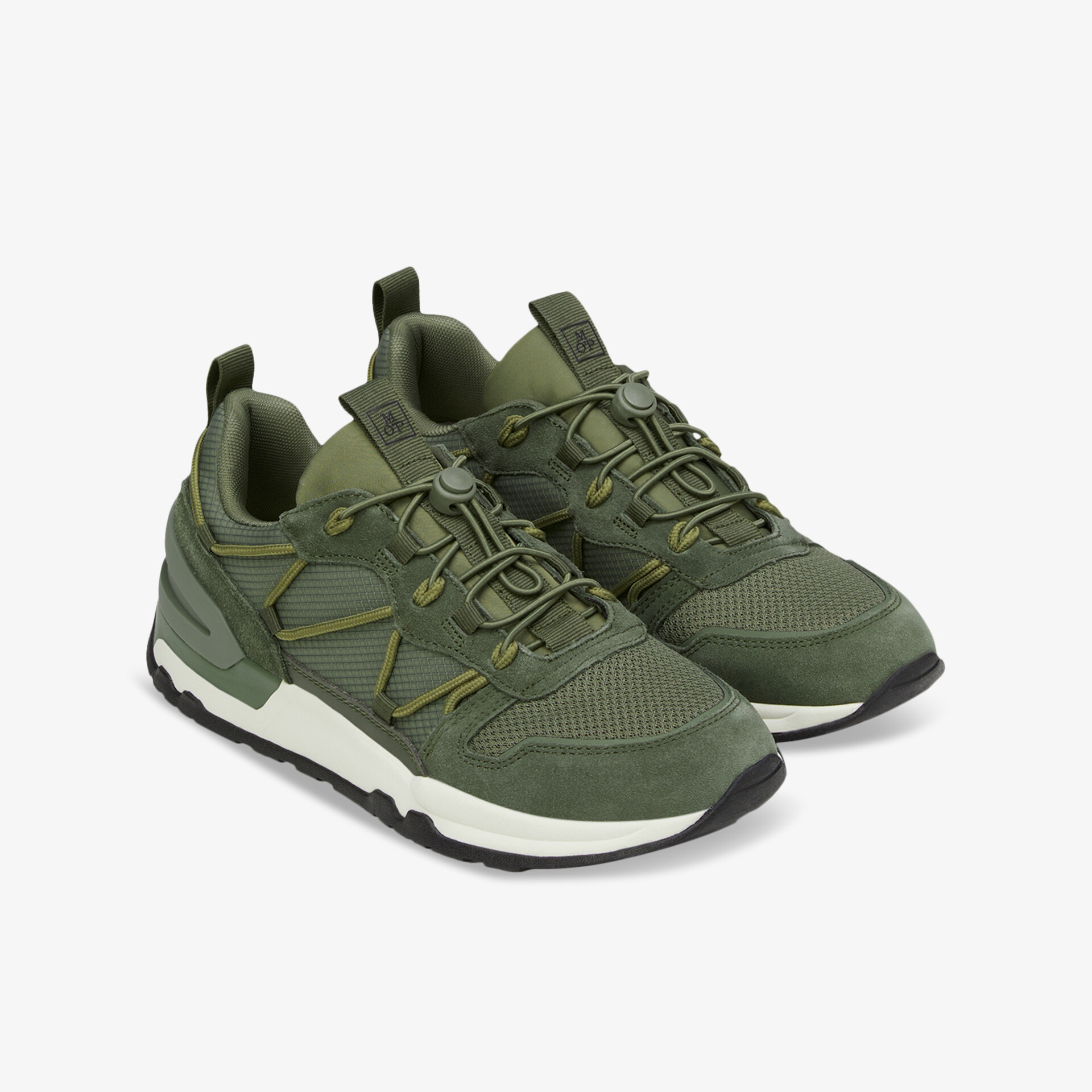 Moderner grüner Sneaker mit robustem Design und rutschfester Sohle für maximalen Komfort.