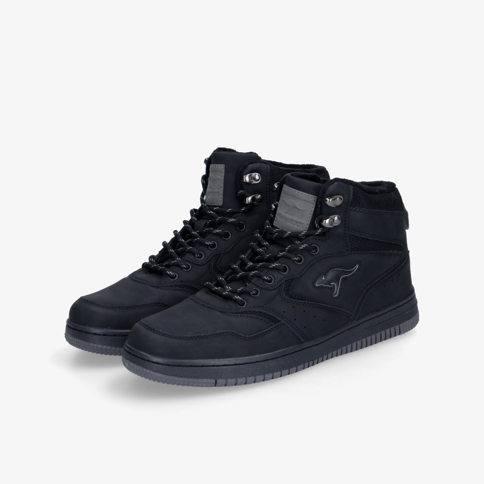 Schwarze High-Top Turnschuhe im Paar mit robuster Verarbeitung und rutschfester Sohle für optimalen Halt