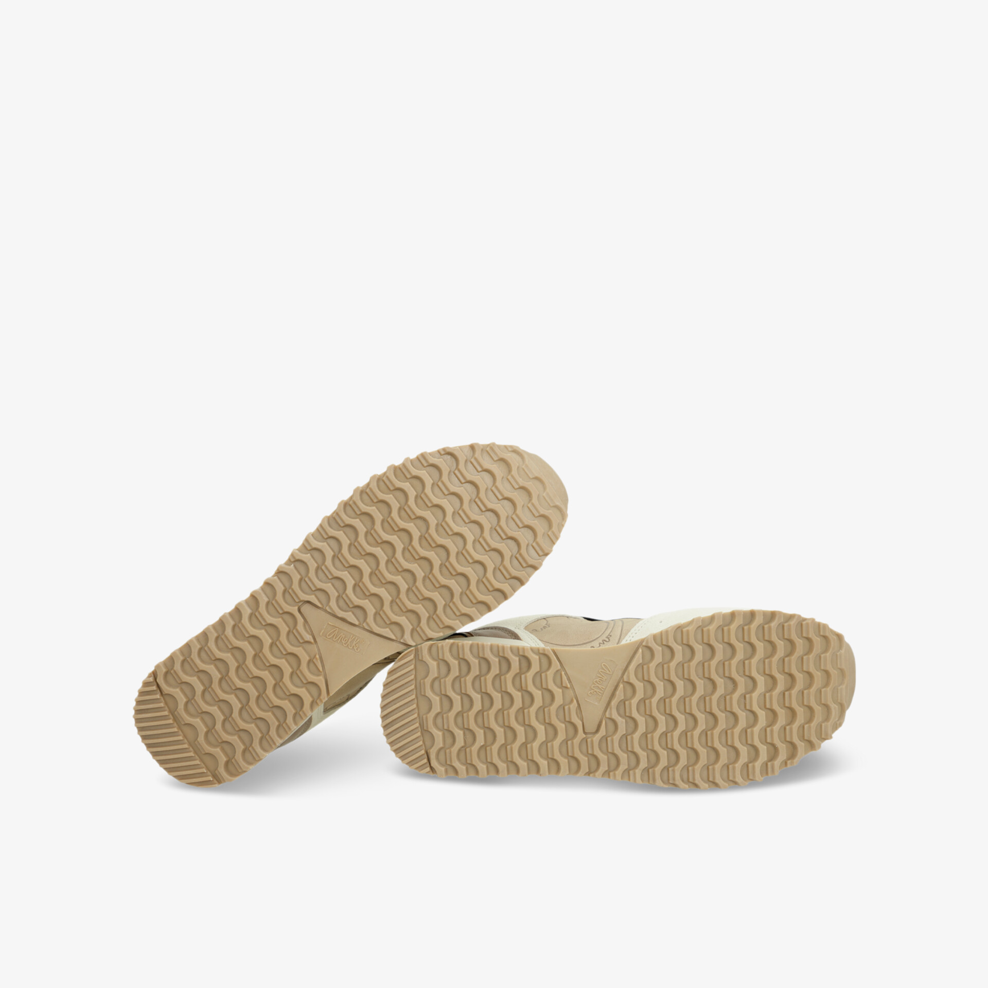 Beige Schuhe mit rutschfester, flexibler und langlebiger Profilsohle, ideal für sicheren Halt und Komfort