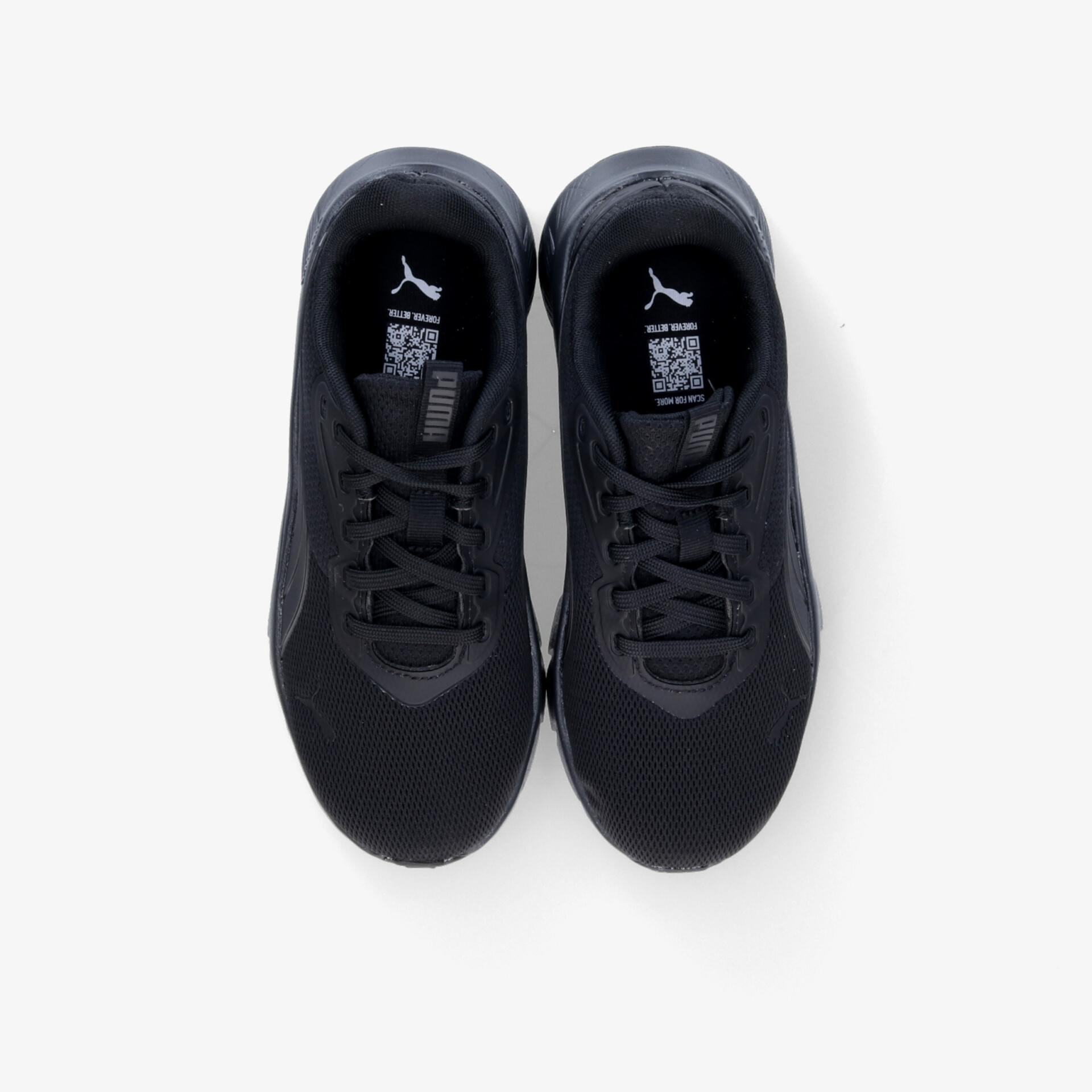 Schwarze Sportschuhe als Paar von oben, mit komfortablem Sitz und robustem Design, ideal für vielseitige Aktivitäten