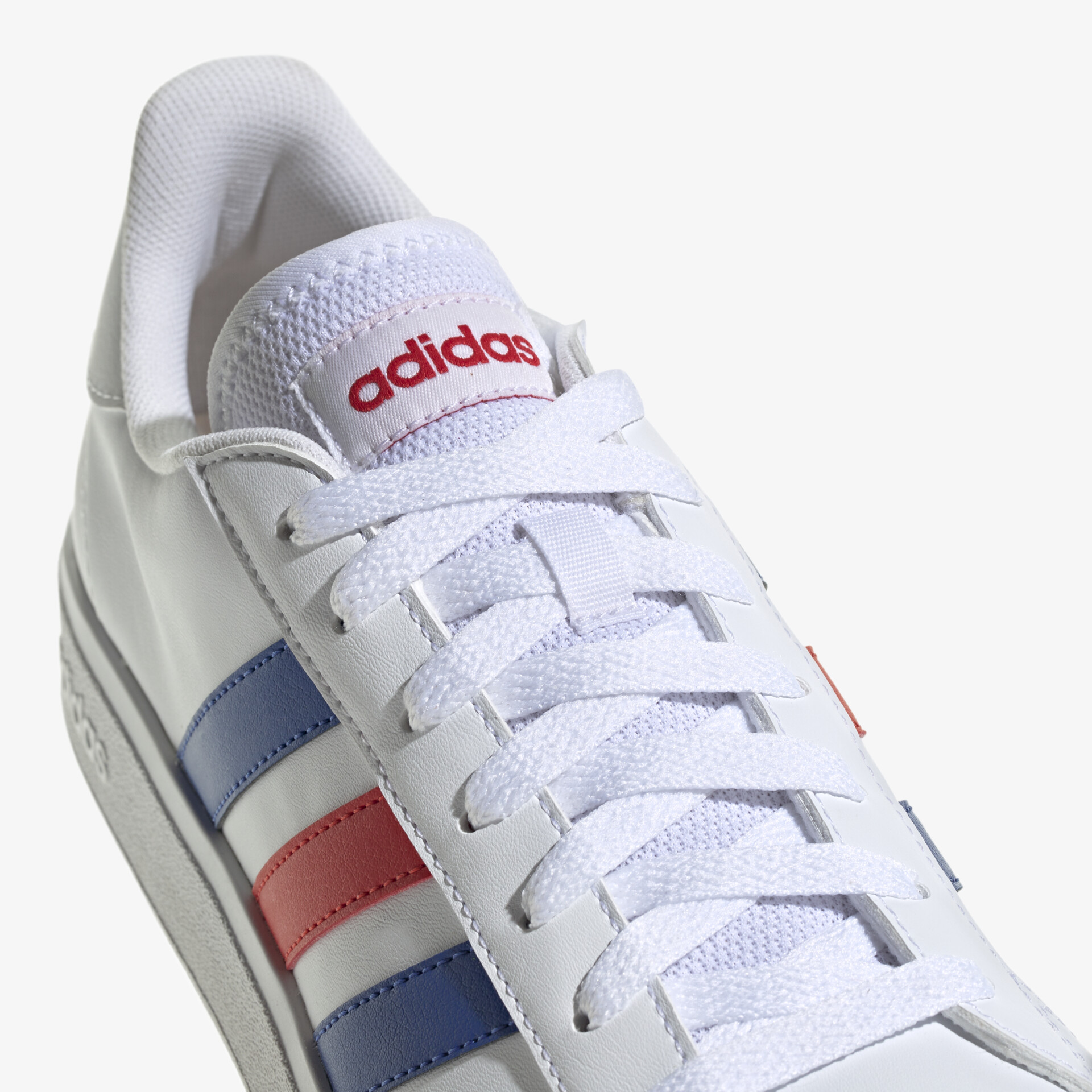 Stilvoller adidas Sneaker in Weiß mit markanten Streifen und komfortabler Passform für sportlichen Look.