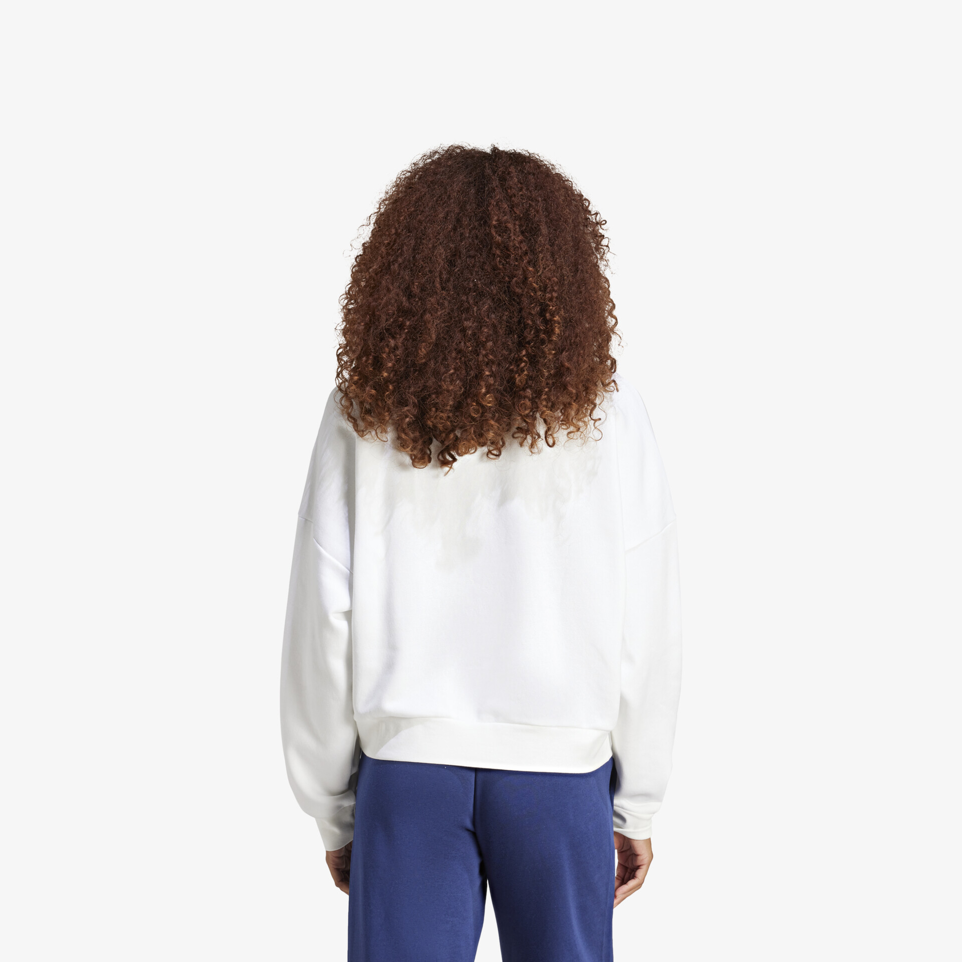 Weißer Pullover mit lockerer Passform und langärmeligem bequemen Schnitt von hinten gezeigt