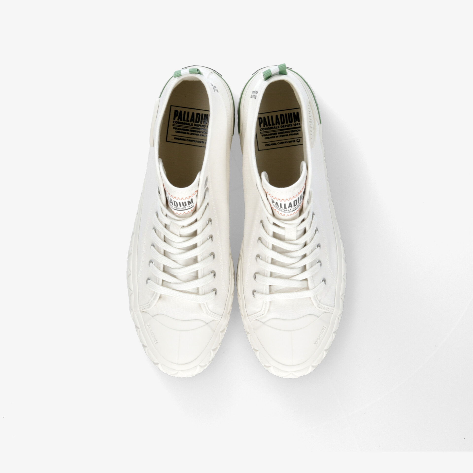 Klassische weiße Sneaker mit robustem Design und komfortabler Passform, ideal für jeden Anlass.