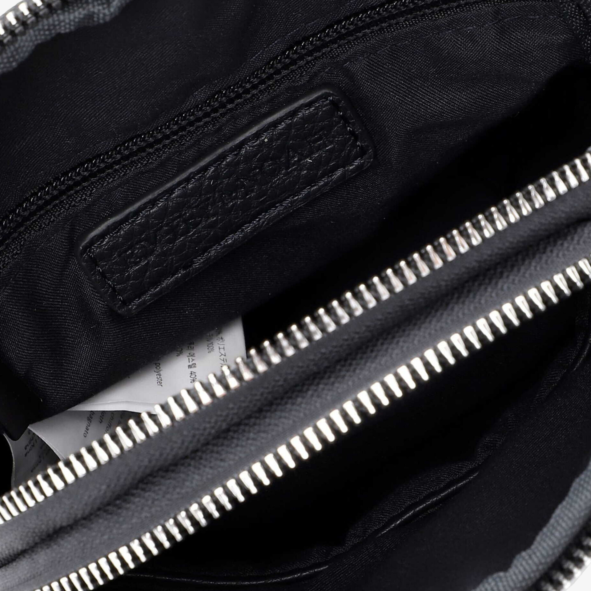 Detailaufnahme eines hochwertigen Reißverschlusses an schwarzem strapazierfähigem Material mit präziser Verarbeitung