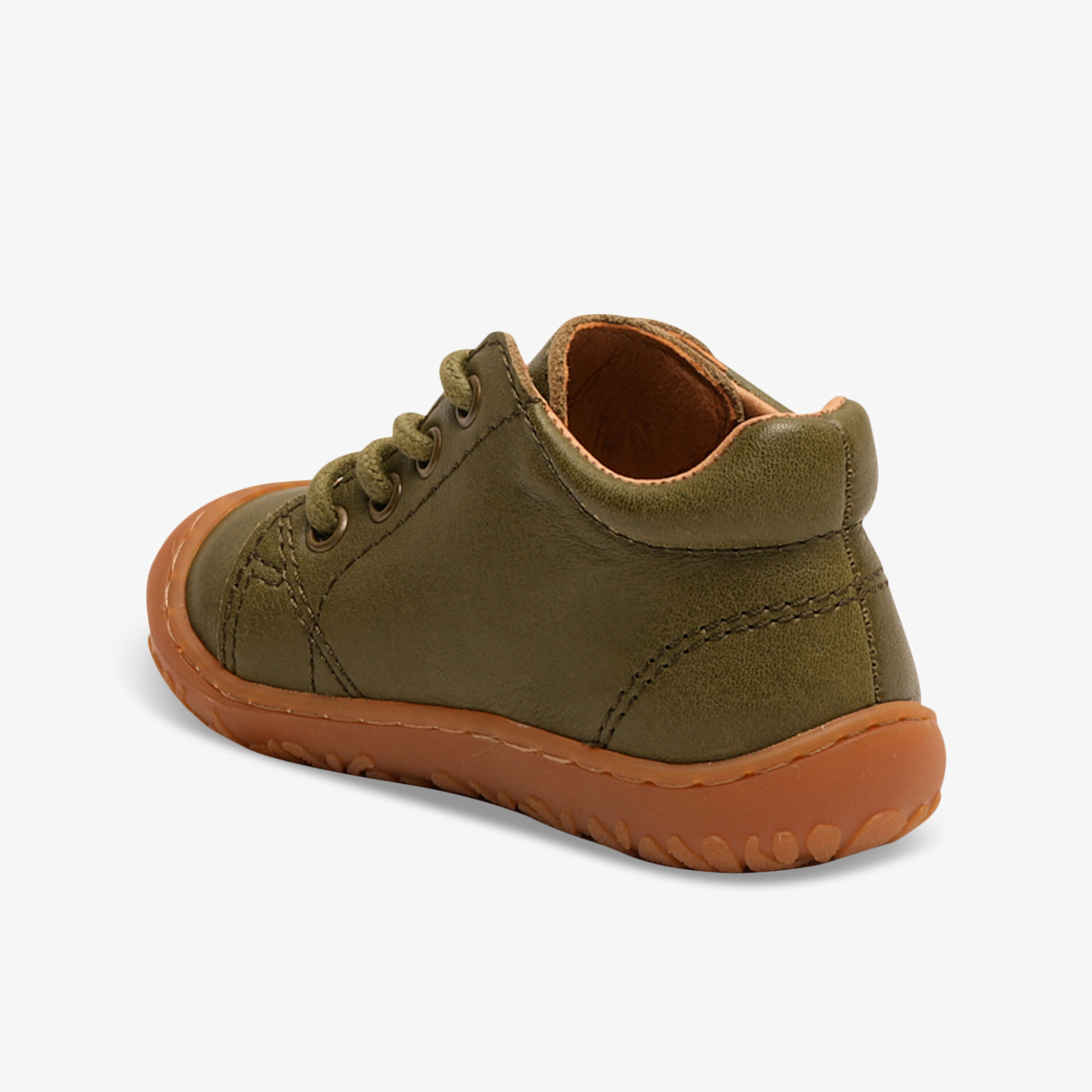 Seitliche Ansicht eines robusten Schuhs mit rutschfester Sohle und flexiblem Schnürsystem in Grün und Braun