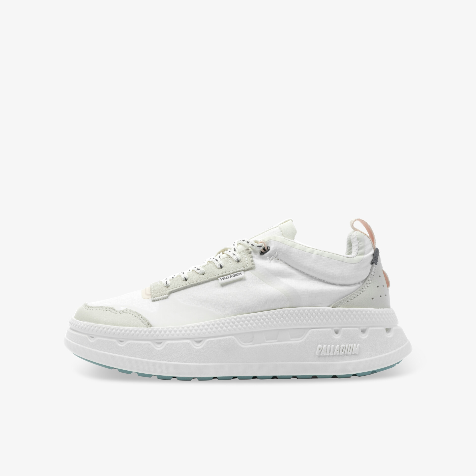 Moderner weißer Sneaker in klarer Seitenansicht mit leichtem, komfortablem und strapazierfähigem Design