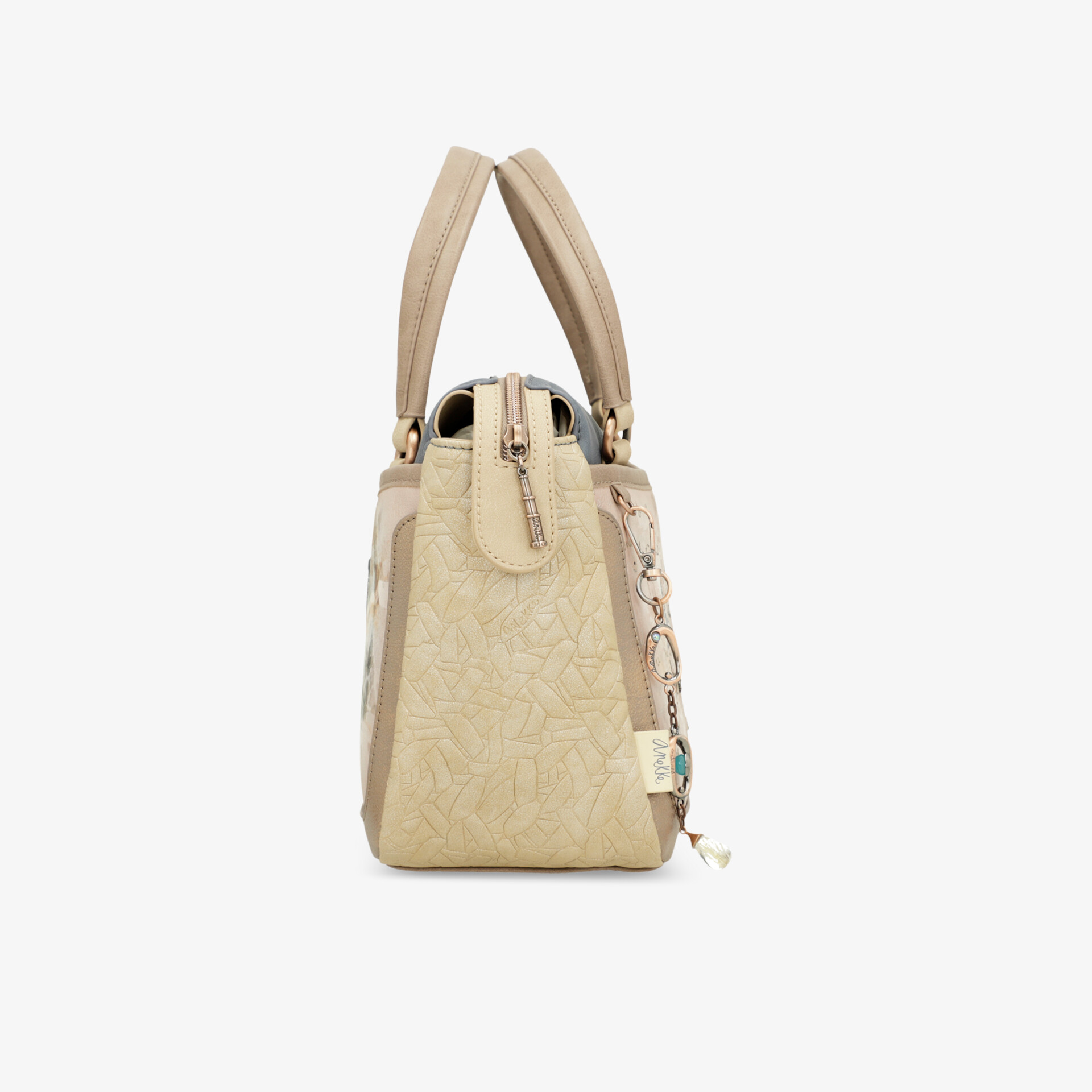 Beige Handtasche mit stabilem Henkel und geräumigem Innenraum in klarer seitlicher Ansicht