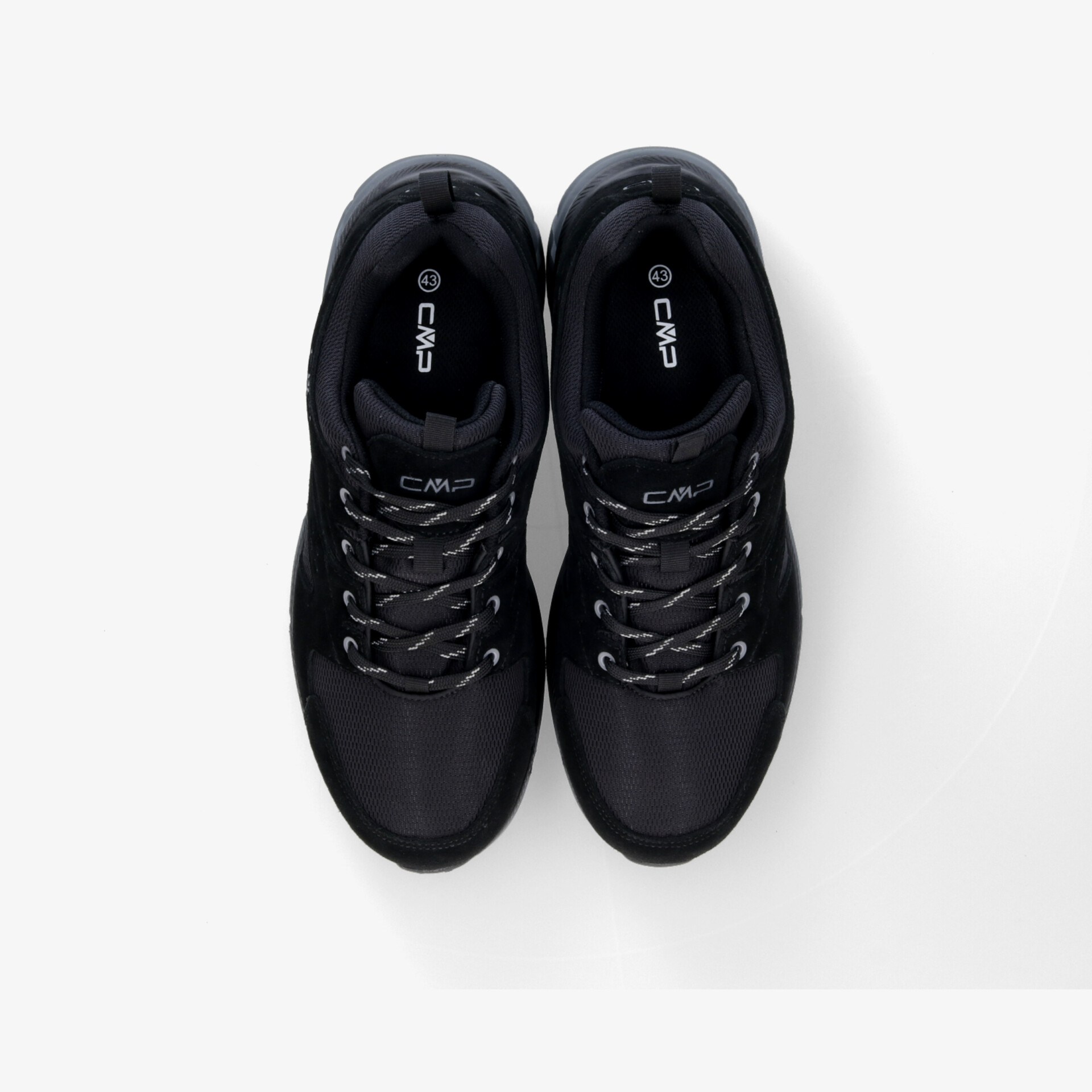 Schwarze Sneaker Paar in Draufsicht, bequem gepolstert mit langlebigem Material und rutschfester Sohle