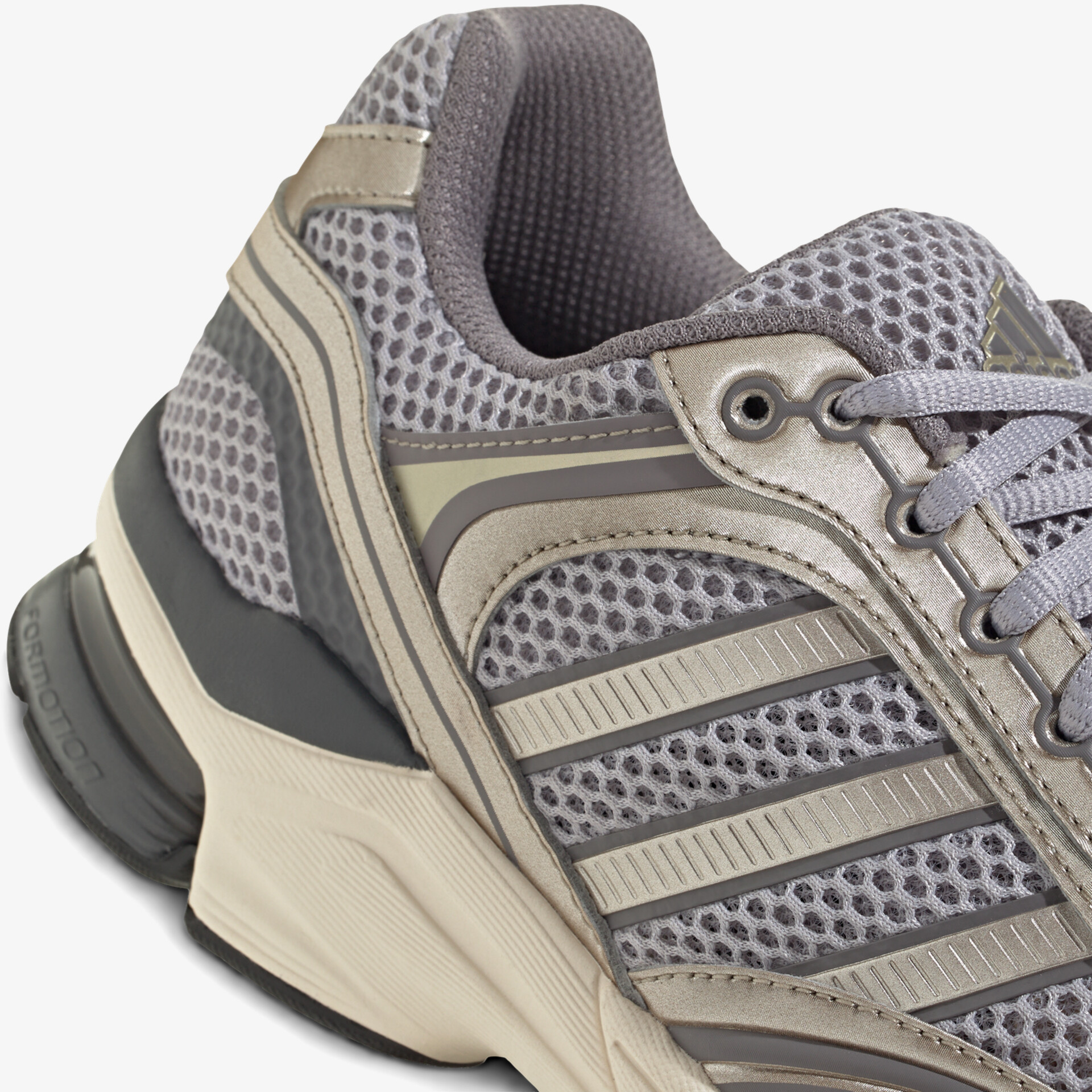 Sportlicher Sneaker mit atmungsaktivem Mesh und robustem Design für komfortables Tragen