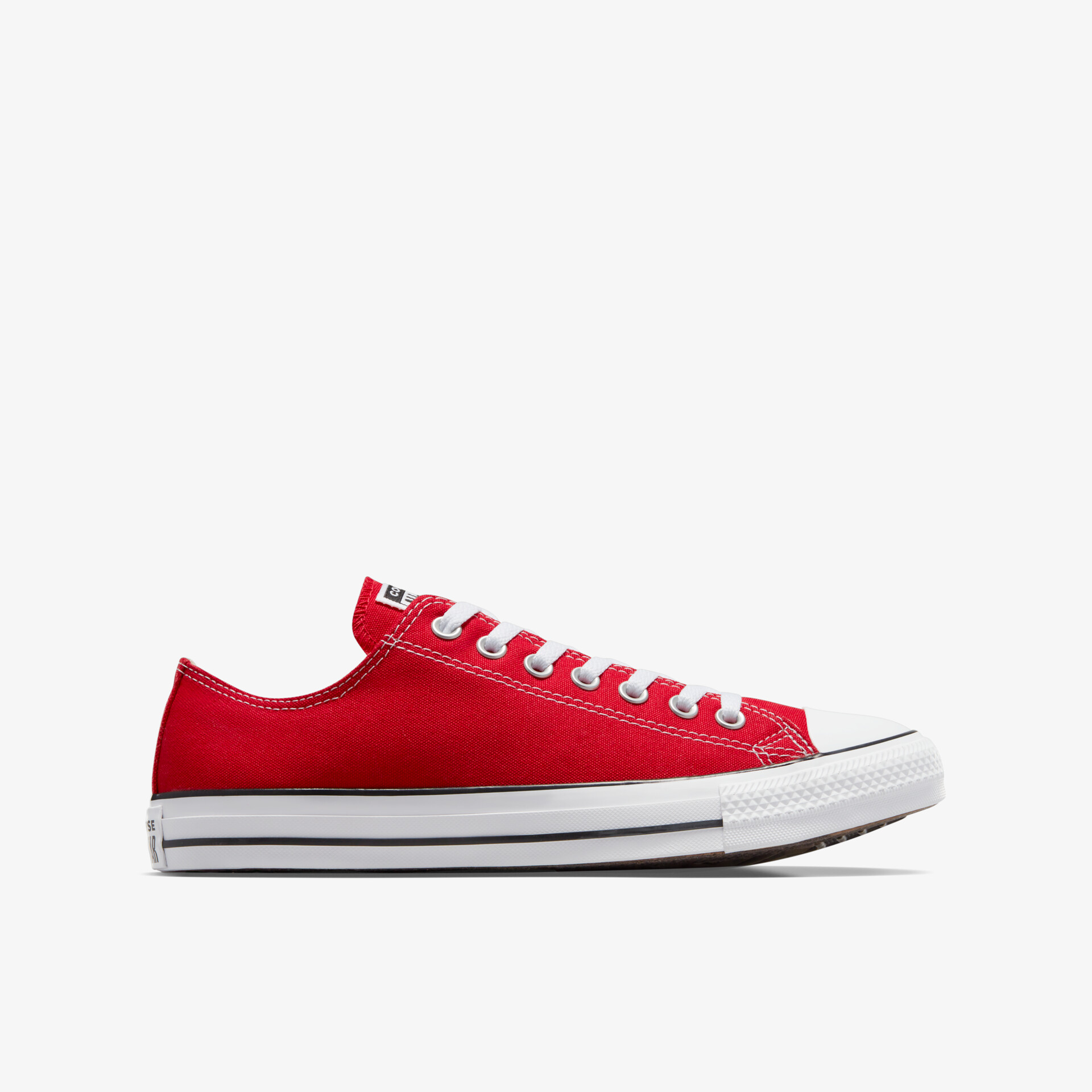 Roter leichter Leinenschuh mit weißer Gummisohle und Schnürung in klarer Seitenansicht