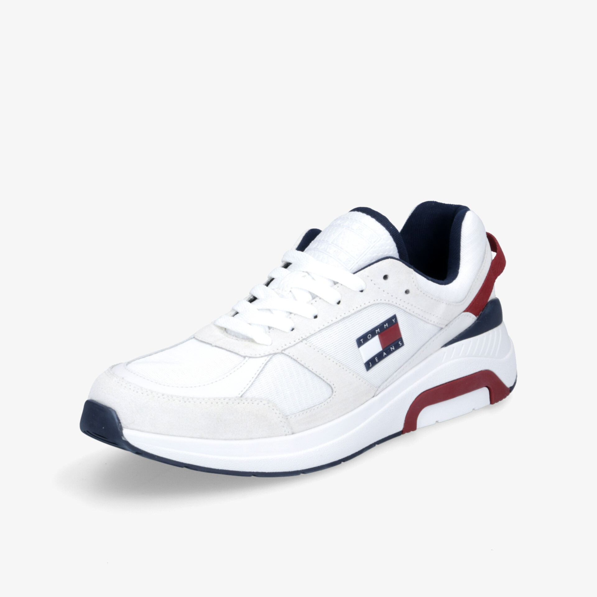 Weißer sportlicher Sneaker mit robuster Sohle und modernem Design, bequemer und atmungsaktiver Schuh