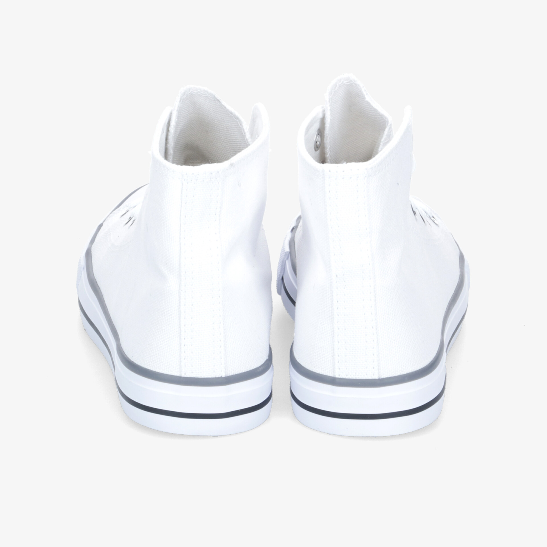 Weiße High-Top-Sneaker von hinten mit klaren Linien und sportlichem Design.