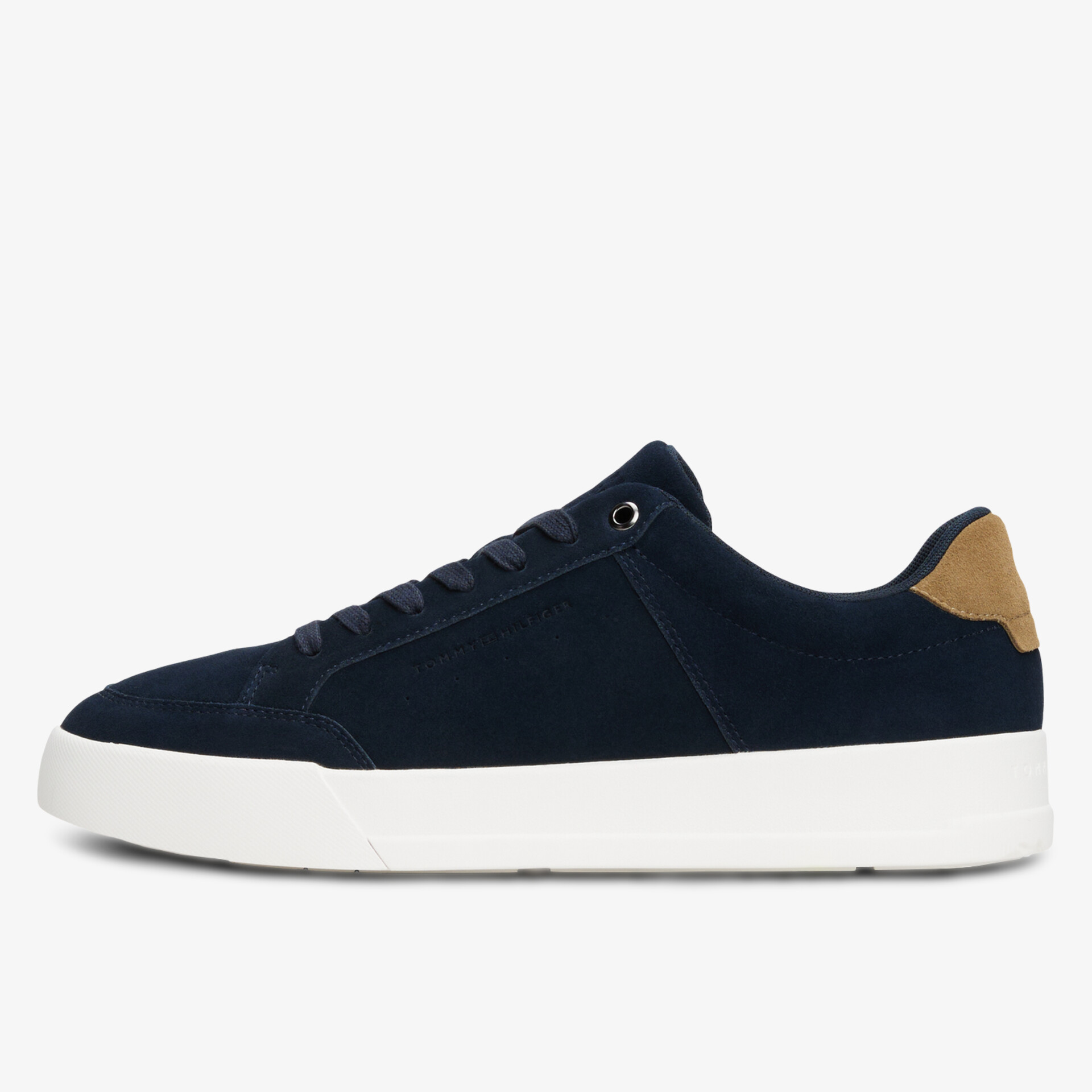 Seitliche Ansicht eines sportlichen, komfortablen Wildledersneakers mit rutschfester Sohle und langlebiger Verarbeitung