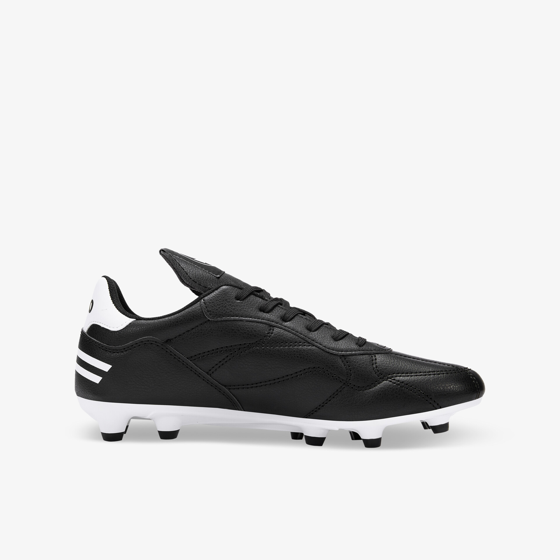 Eleganter schwarz-weißer Fußballschuh mit Stollen für perfekten Halt und Komfort auf dem Spielfeld.