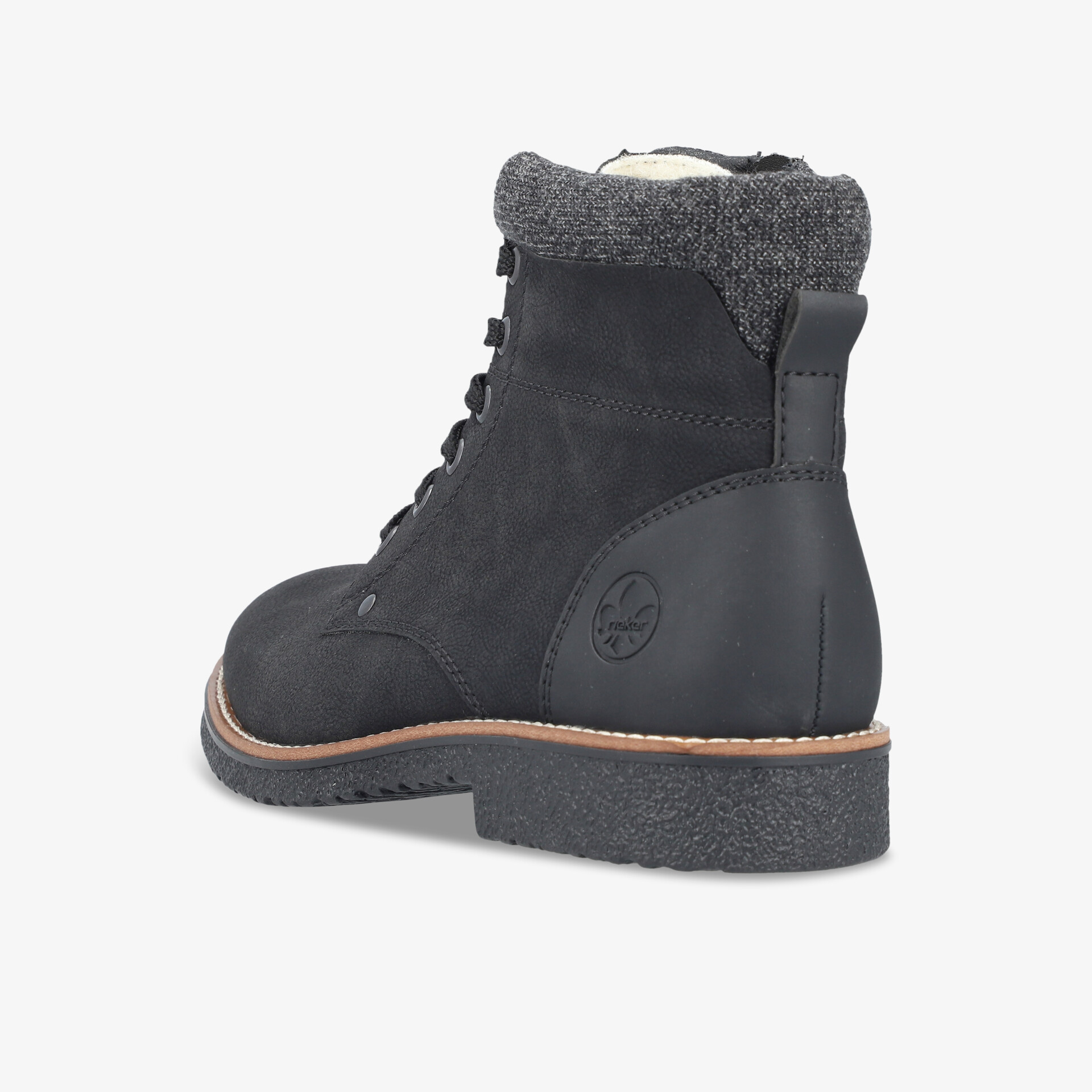 Schwarzer Winterstiefel mit warmer Isolierung, rutschfester Sohle und robustem Material in seitlicher Ansicht