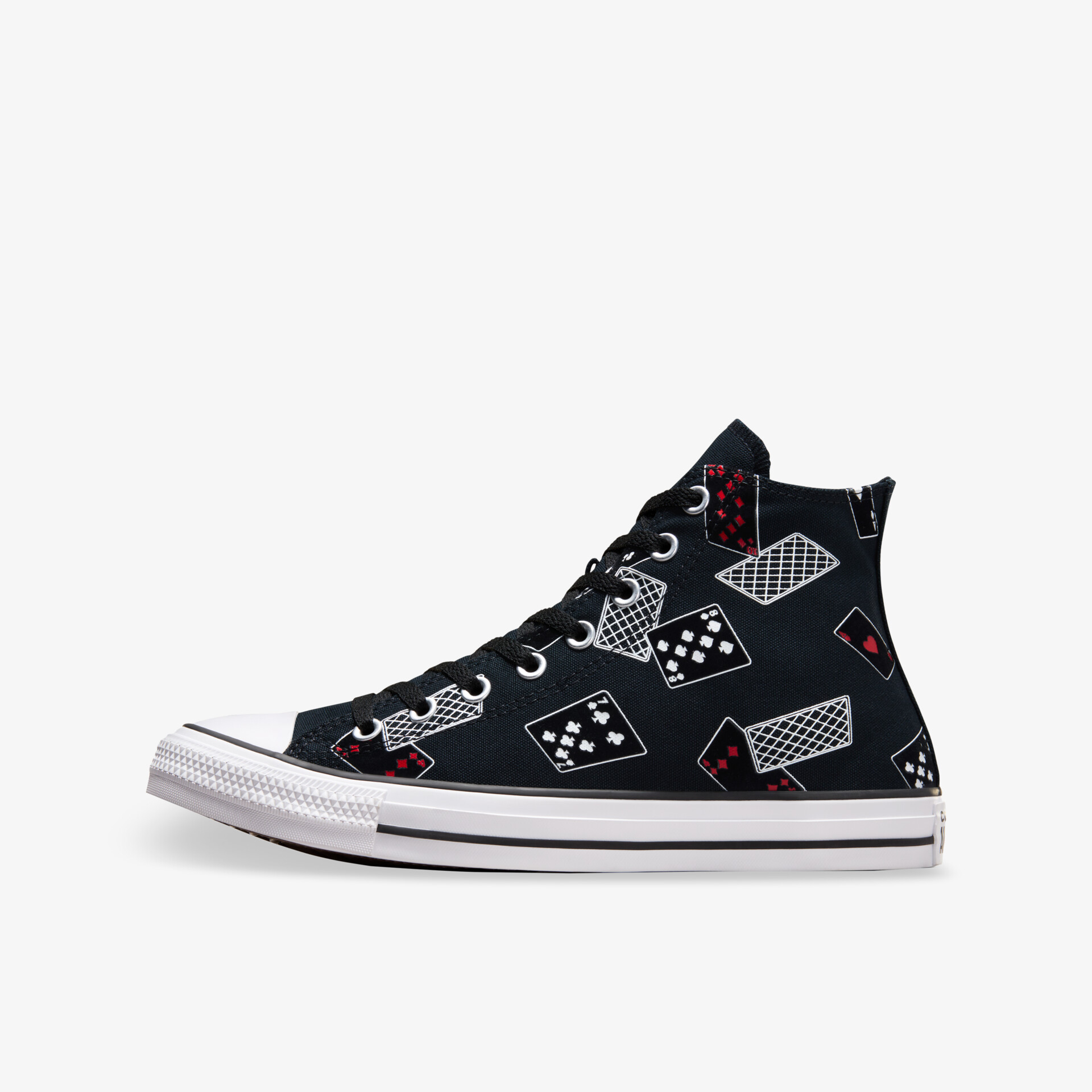 Schwarzer hoch geschnittener Sneaker mit auffälligem Spielwürfel-Muster und weißer Sohle in klarer Seitenansicht