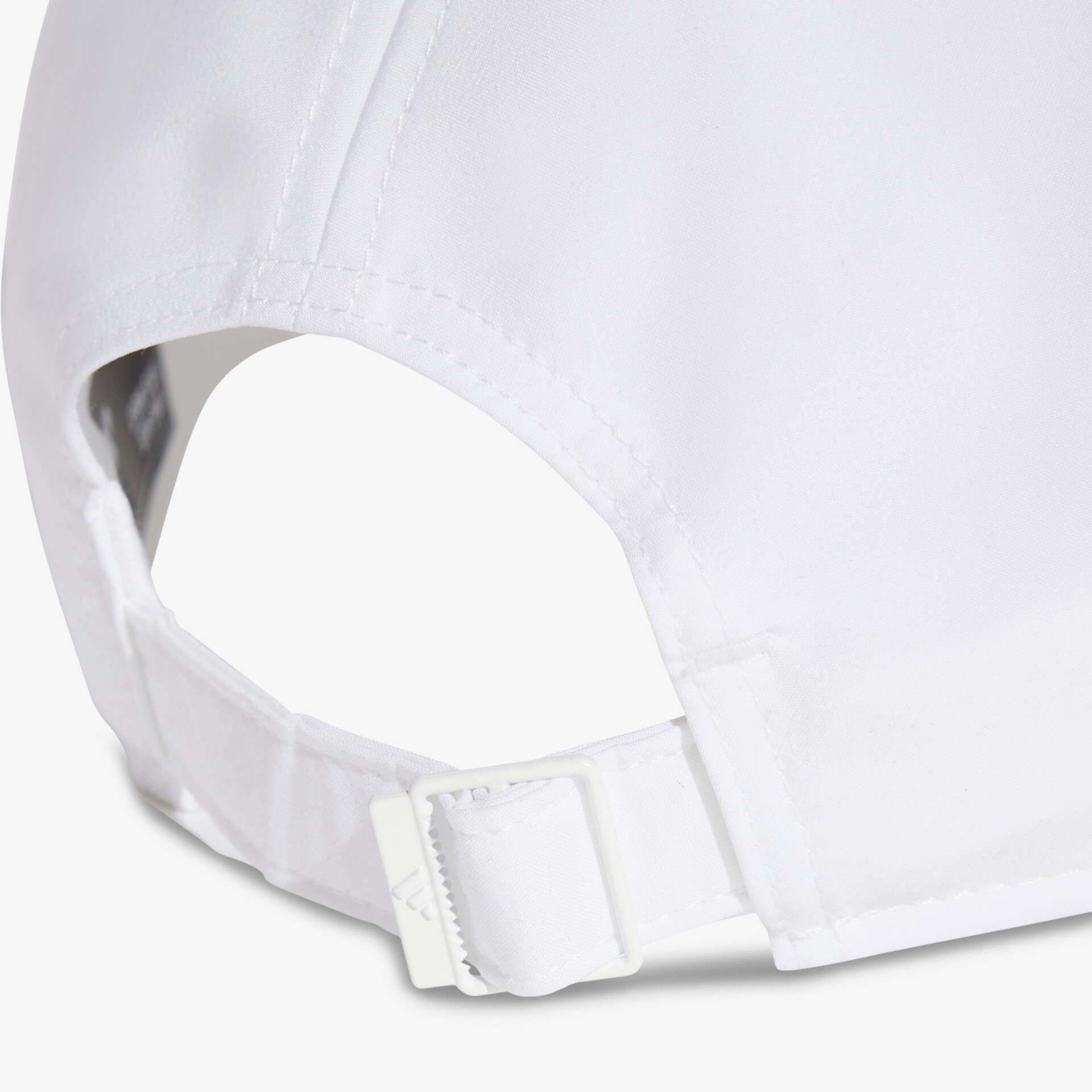 Detailaufnahme eines weißen verstellbaren Riemens mit stabiler Schnalle und hochwertiger Naht