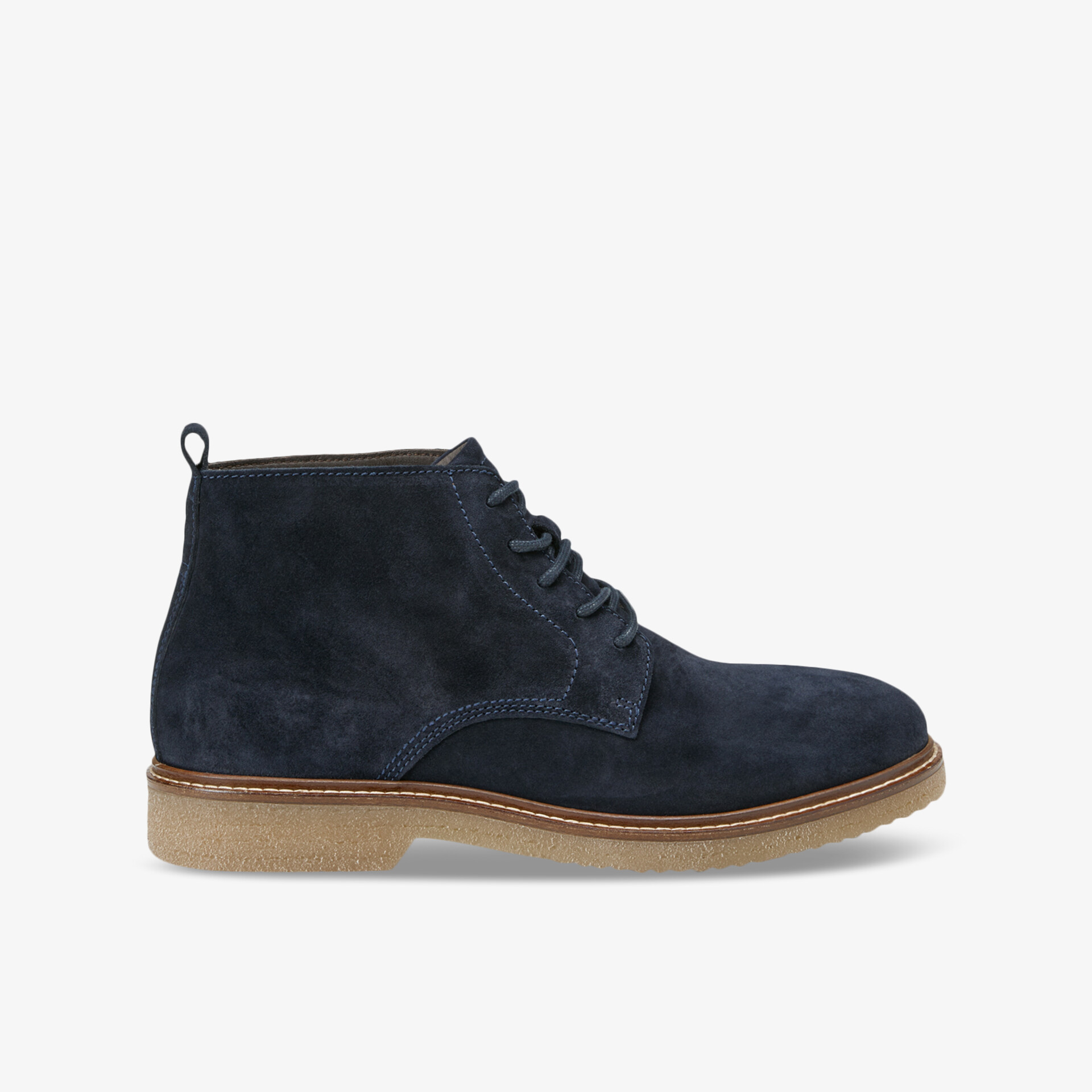 Eleganter Wildlederstiefel mit klassischem Design und rutschfester Sohle für stilvollen Komfort.