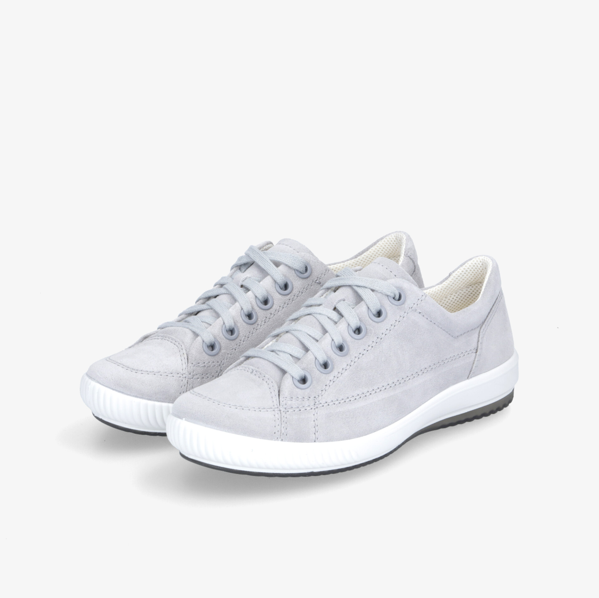 Graue Sneaker mit weißer Sohle, ideal für Alltag und Freizeit. Komfortable Passform und zeitloses Design.