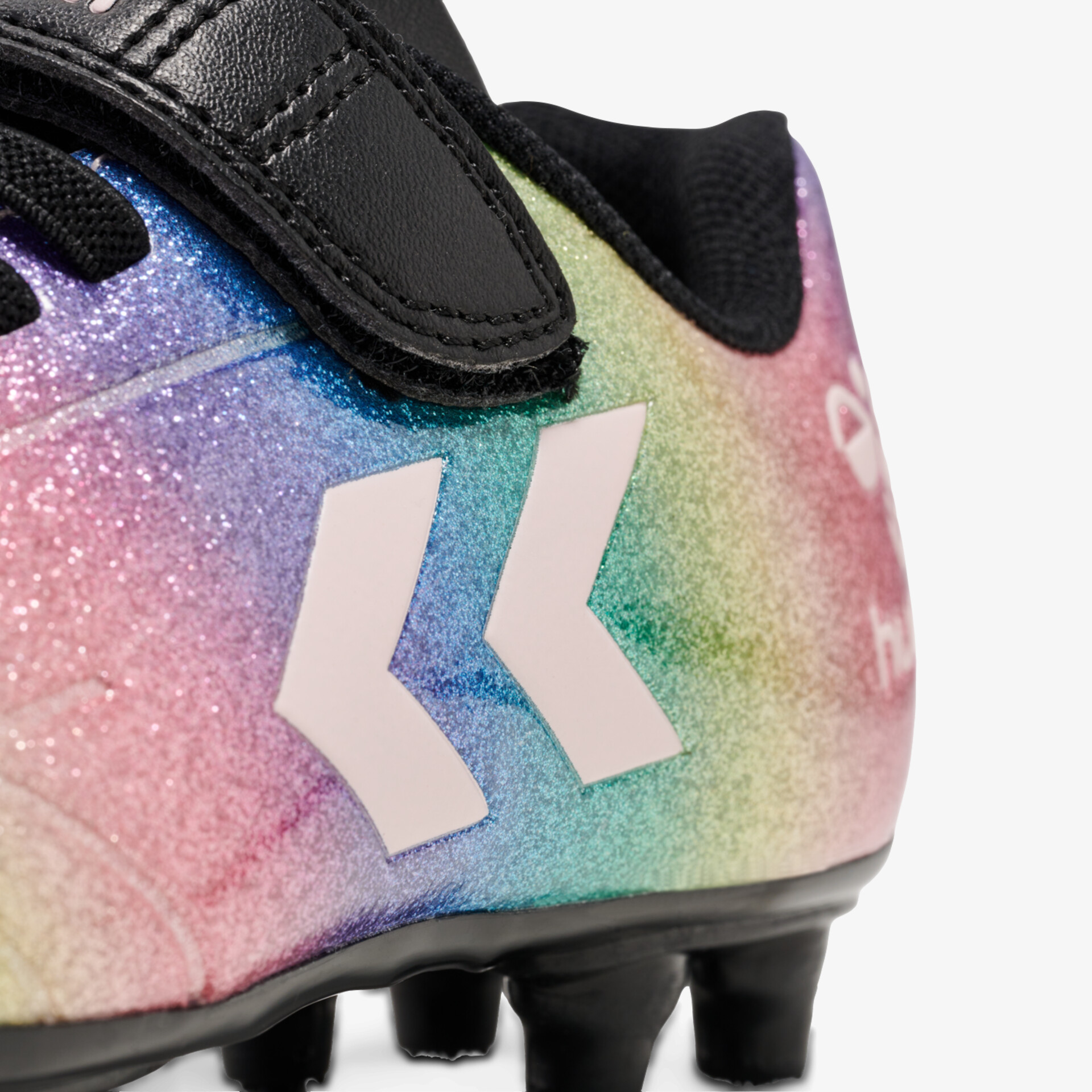 Detailaufnahme eines glitzernden Fußballschuhs mit Klettverschluss und buntem Farbverlauf