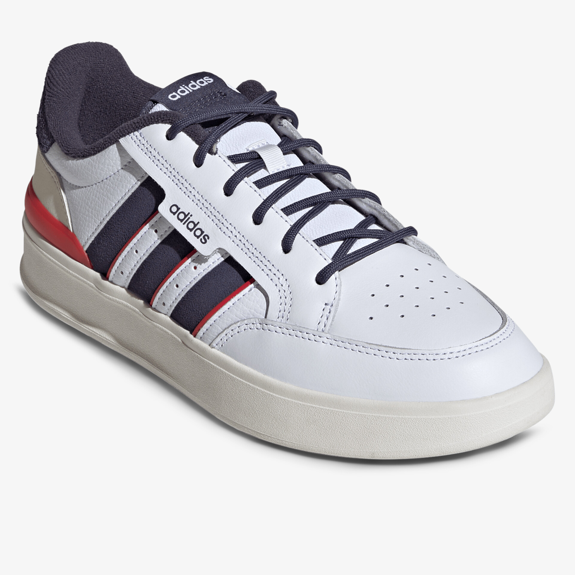 Moderner weißer Sneaker mit bequemer Sohle und sportlichem Design in schräger Frontansicht