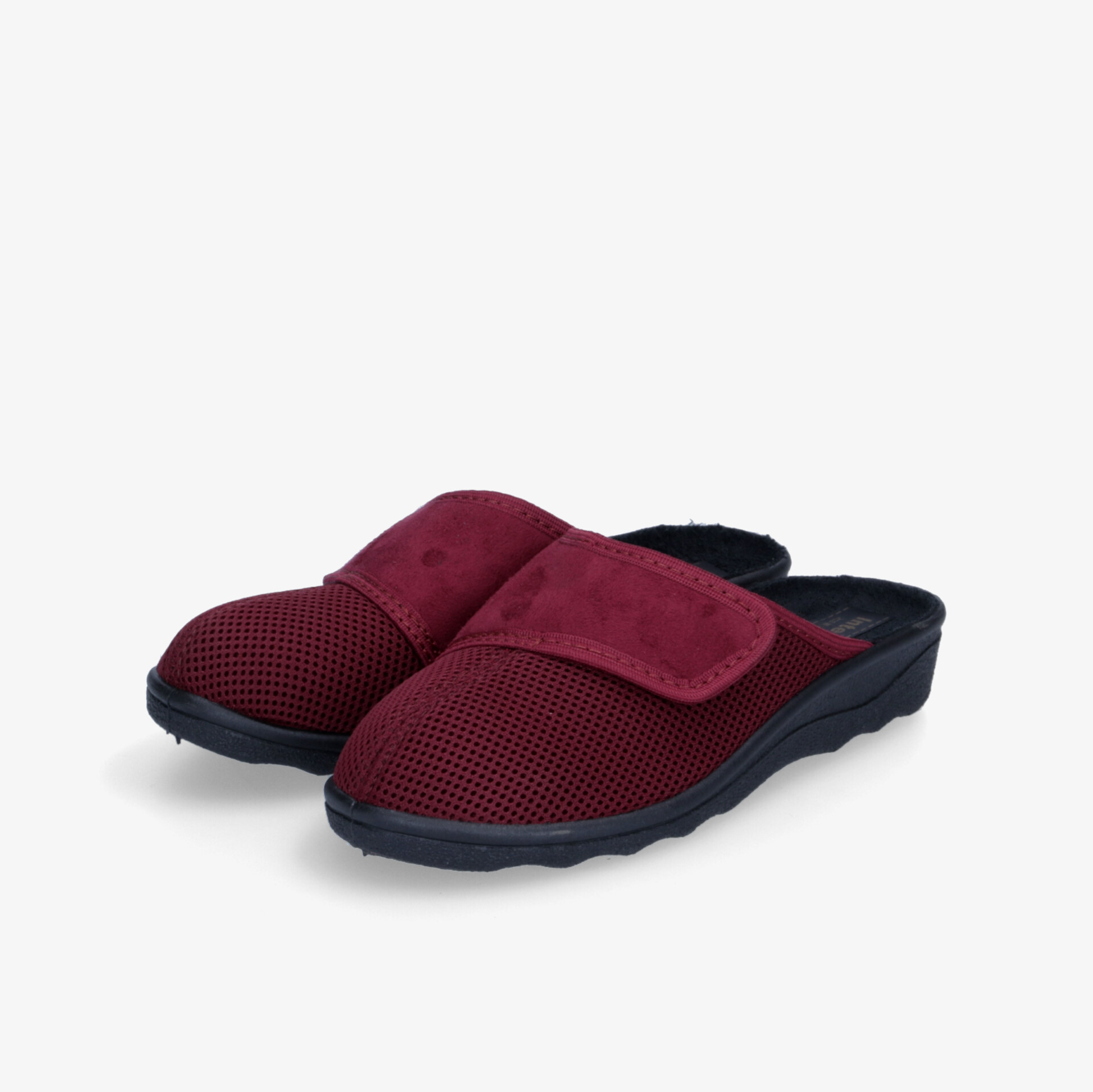 Bequeme rote Pantoffeln mit weichem Innenfutter und rutschfester Sohle für optimalen Tragekomfort.