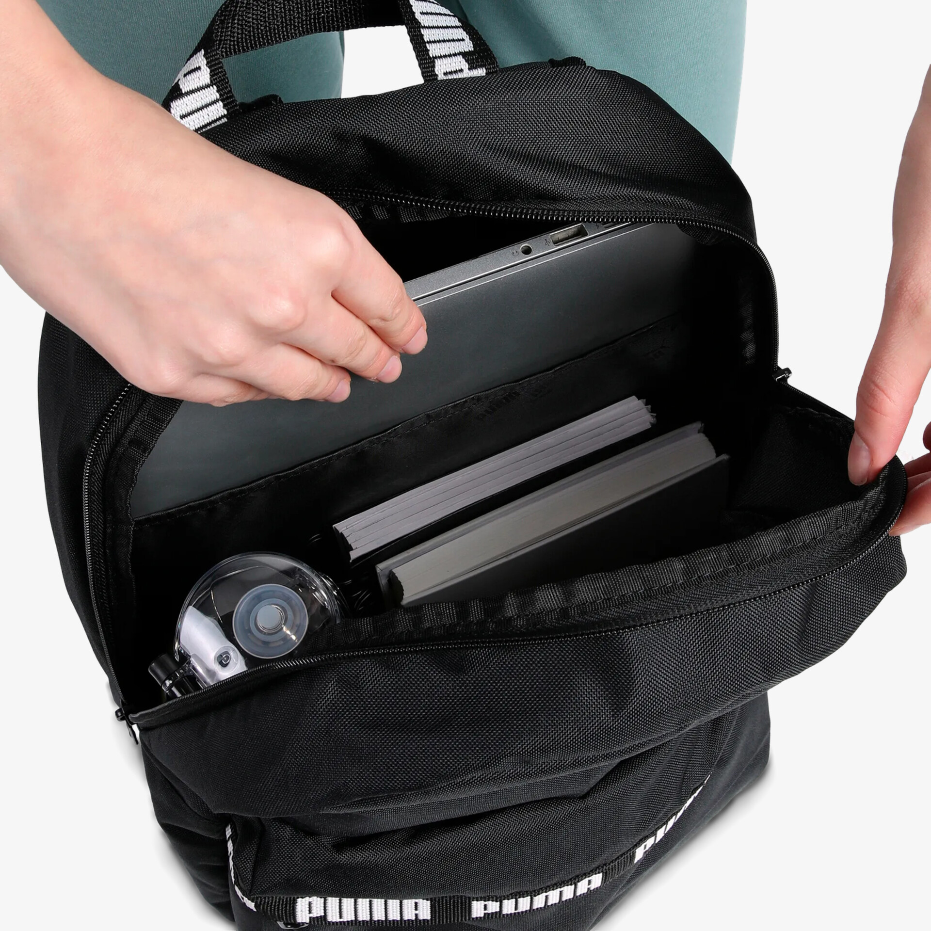 Geräumiger schwarzer Rucksack offen mit Blick auf Innentaschen und Laptopfach, praktische Aufteilung sichtbar