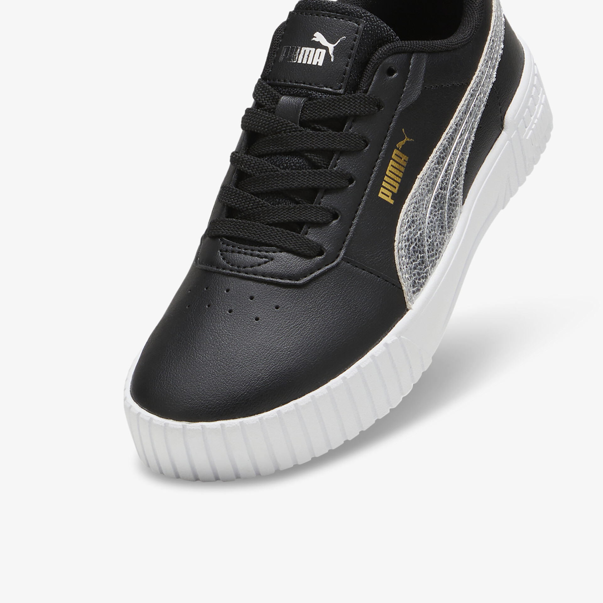 Schwarzer sportlicher Sneaker mit weißer Sohle und PUMA Logo in schräger Vorderansicht