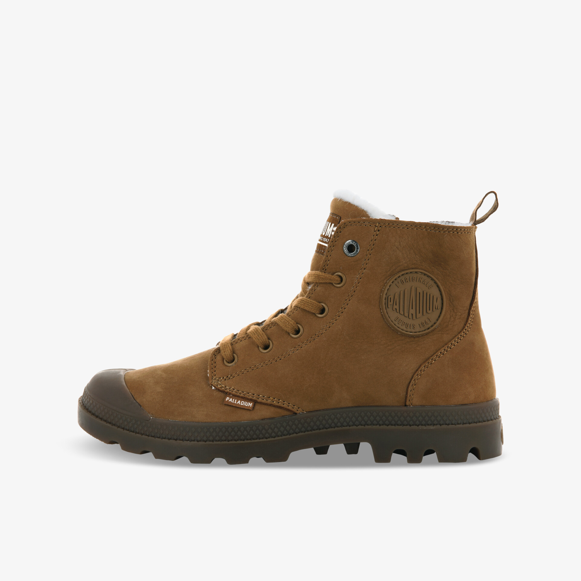 Seitliche Ansicht eines braunen Wildleder-Winterstiefels mit warmer Innenfütterung und rutschfester Profilsohle