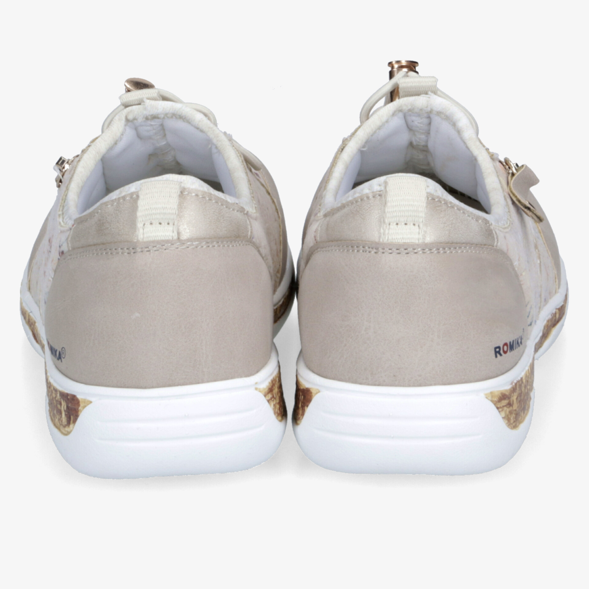 Beige Sneaker Paar von hinten mit gepolstertem Schaft und robuster weißer Sohle, sportlich und bequem
