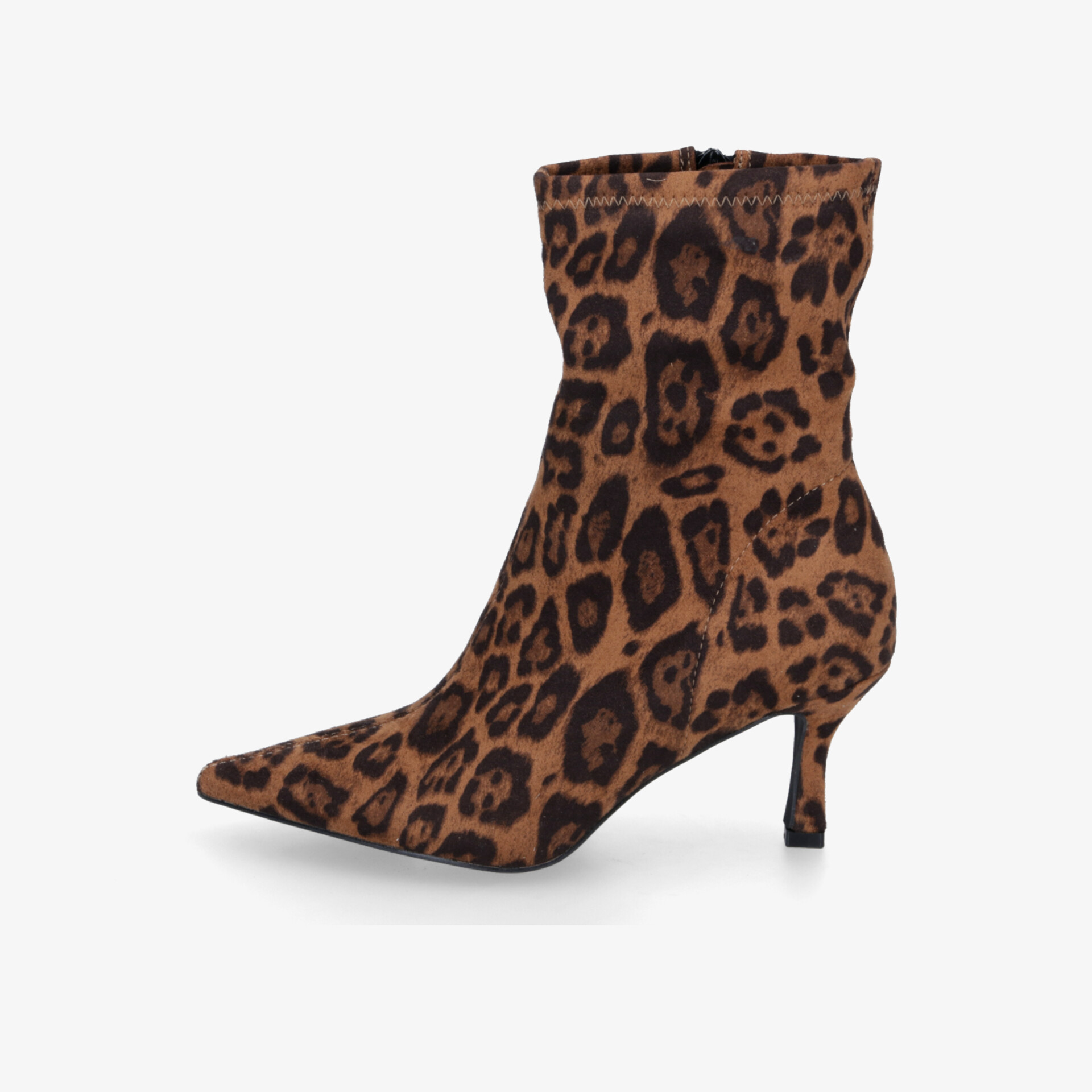 Schicke Stiefelette mit Leopardenmuster und spitz zulaufender Vorderseite, eleganter mittelhoher Absatz, seitliche Ansicht