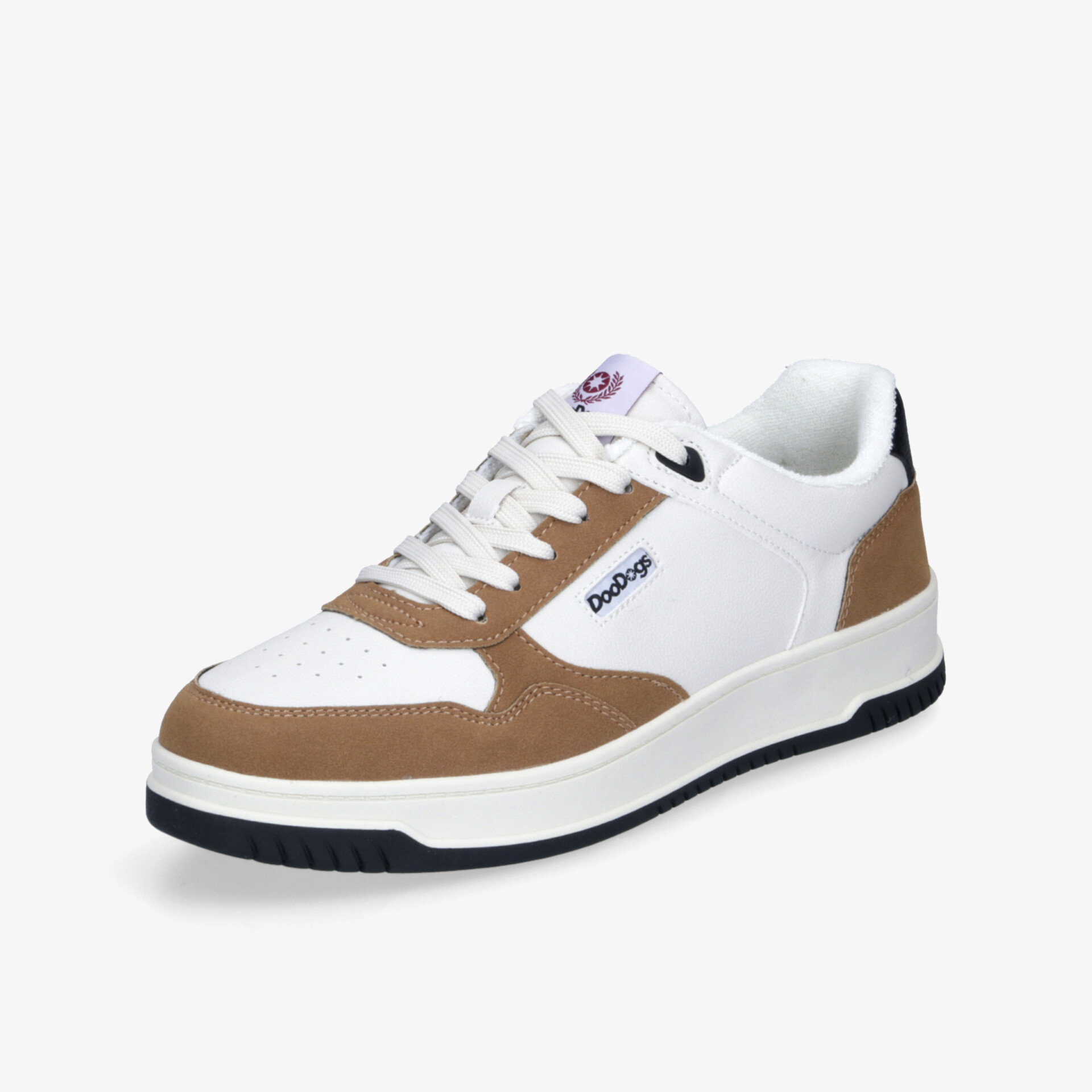 Sportlicher weißer und brauner Sneaker mit rutschfester Sohle und atmungsaktivem Material in schräger Vorderansicht