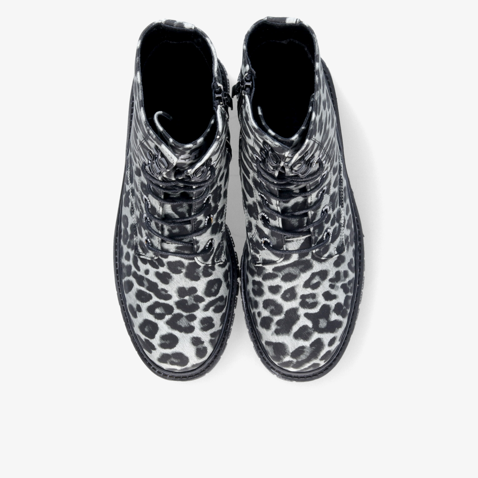Robuste schwarze Stiefel mit auffälligem Leopardenmuster als Paar von oben fotografiert