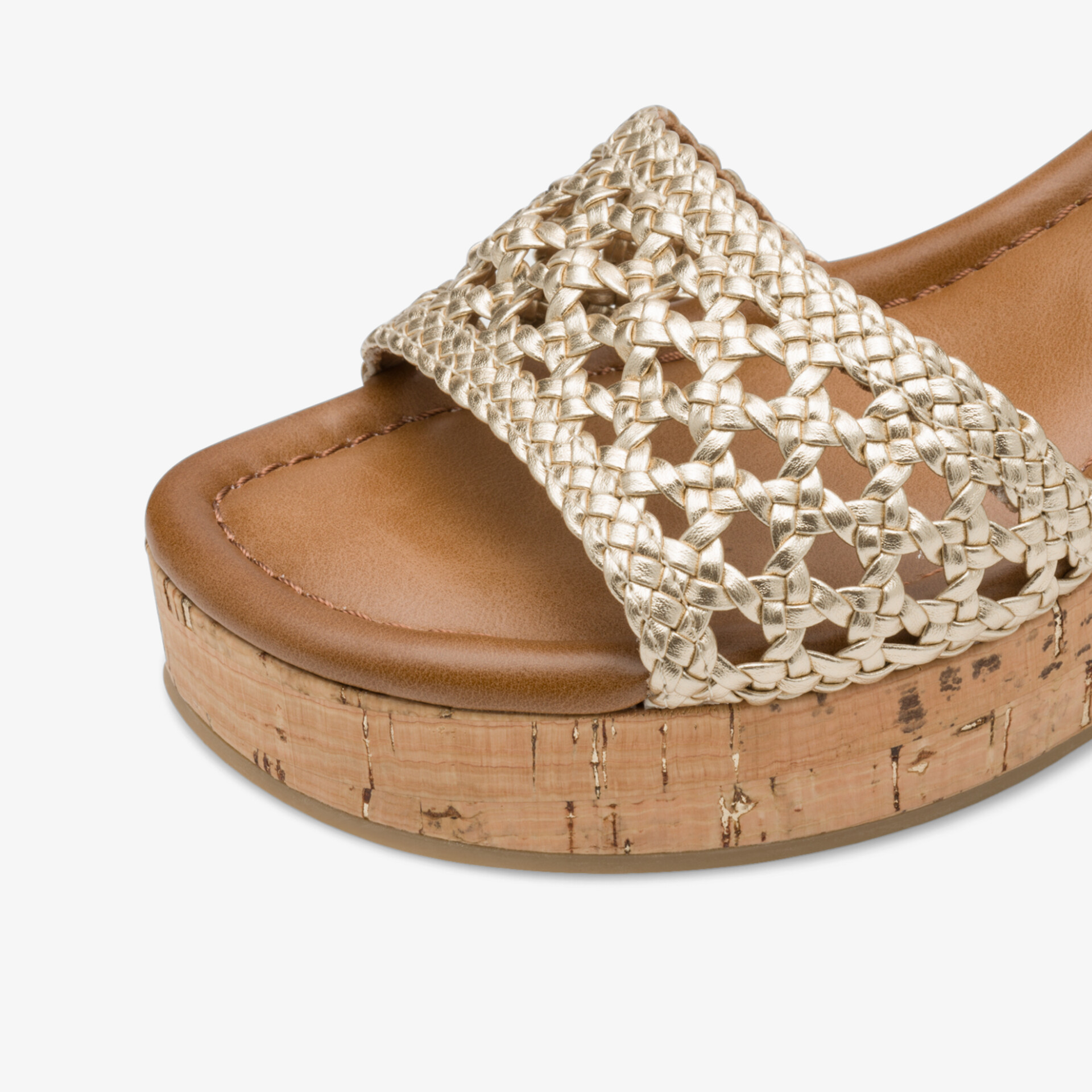 Detailaufnahme einer goldfarbenen Sandale mit komfortabler Korksohle und geflochtenem Riemen
