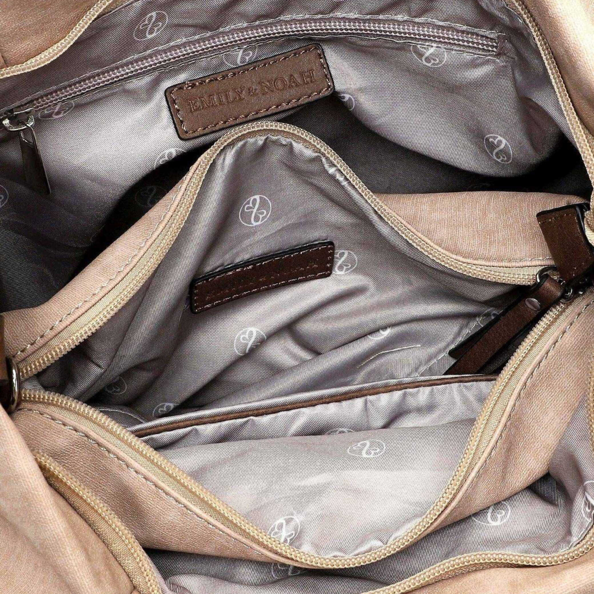 Detailansicht eines Beutels mit Reißverschluss und mehreren Innenfächern, hochwertiges Innenfutter sichtbar