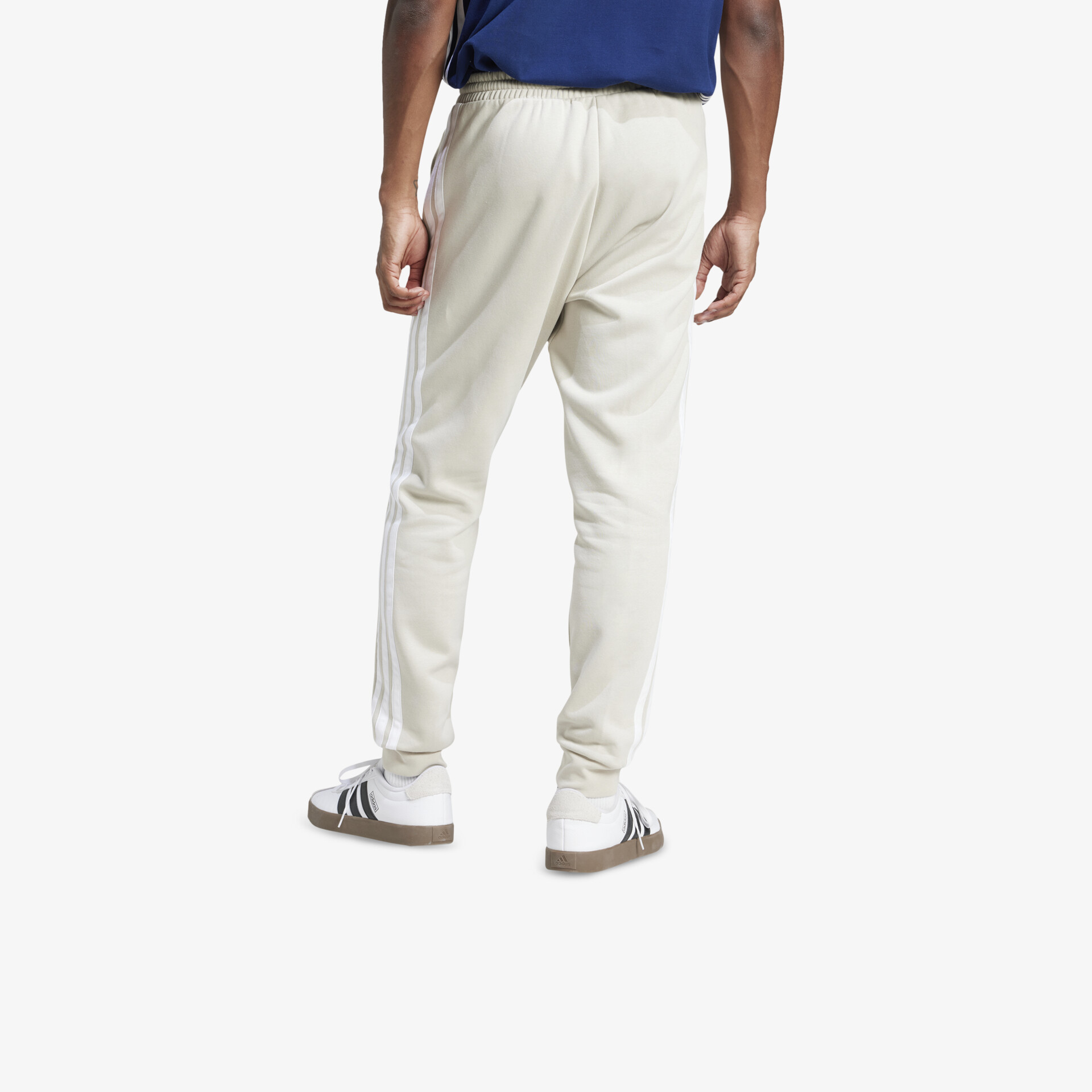 Bequeme leichte Freizeitschuhe mit flexibler rutschfester Sohle aus der Rückansicht getragen