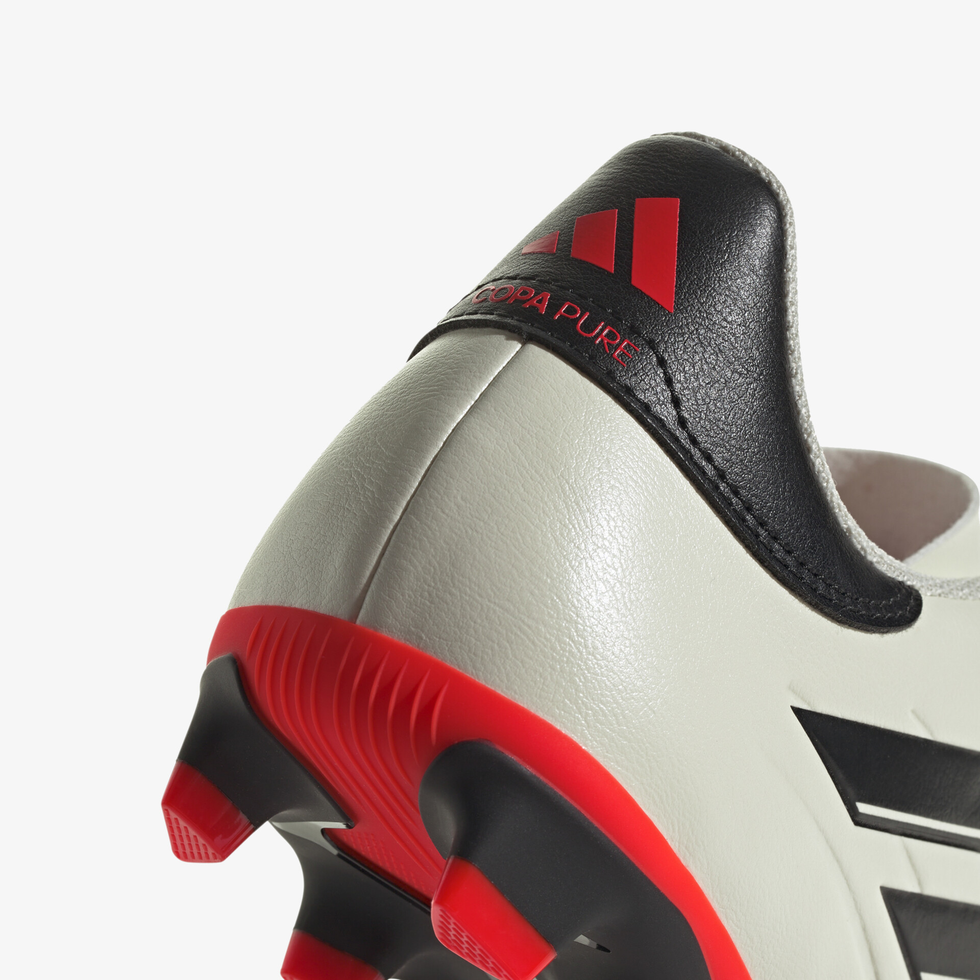 Detailaufnahme eines Sportschuhs mit hochwertigem Material und robuster roter Sohle für optimalen Halt