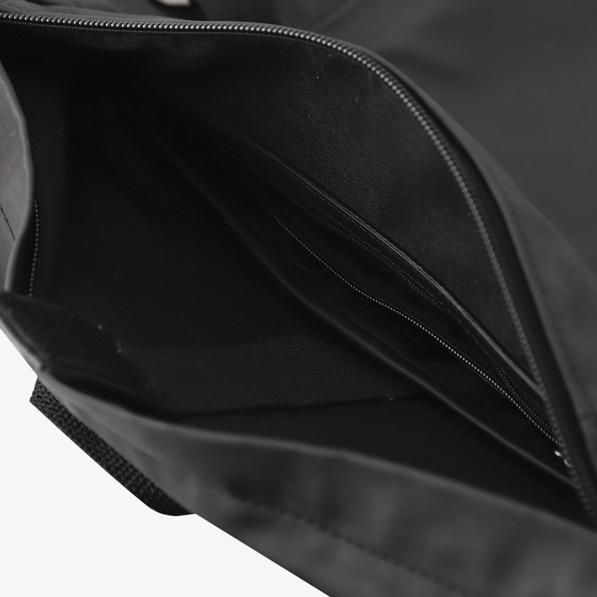 Detailaufnahme eines offenen schwarzen Innenfachs mit Reißverschluss und praktischer Aufteilung