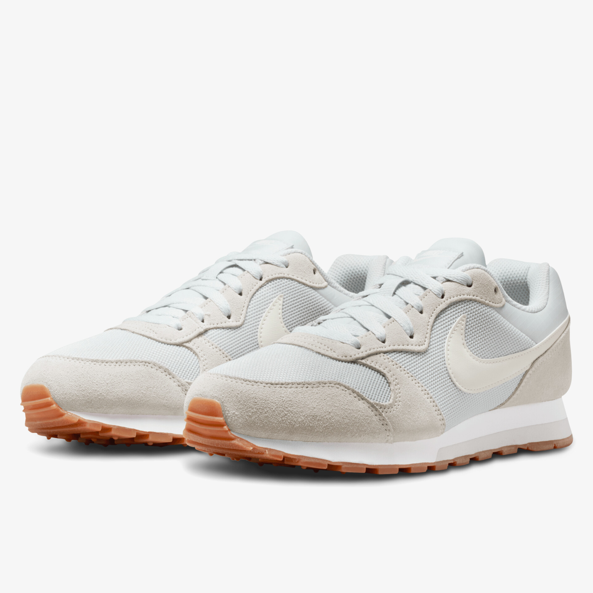 Moderne Sneaker in hellem Design mit griffiger Sohle und bequemer Passform.