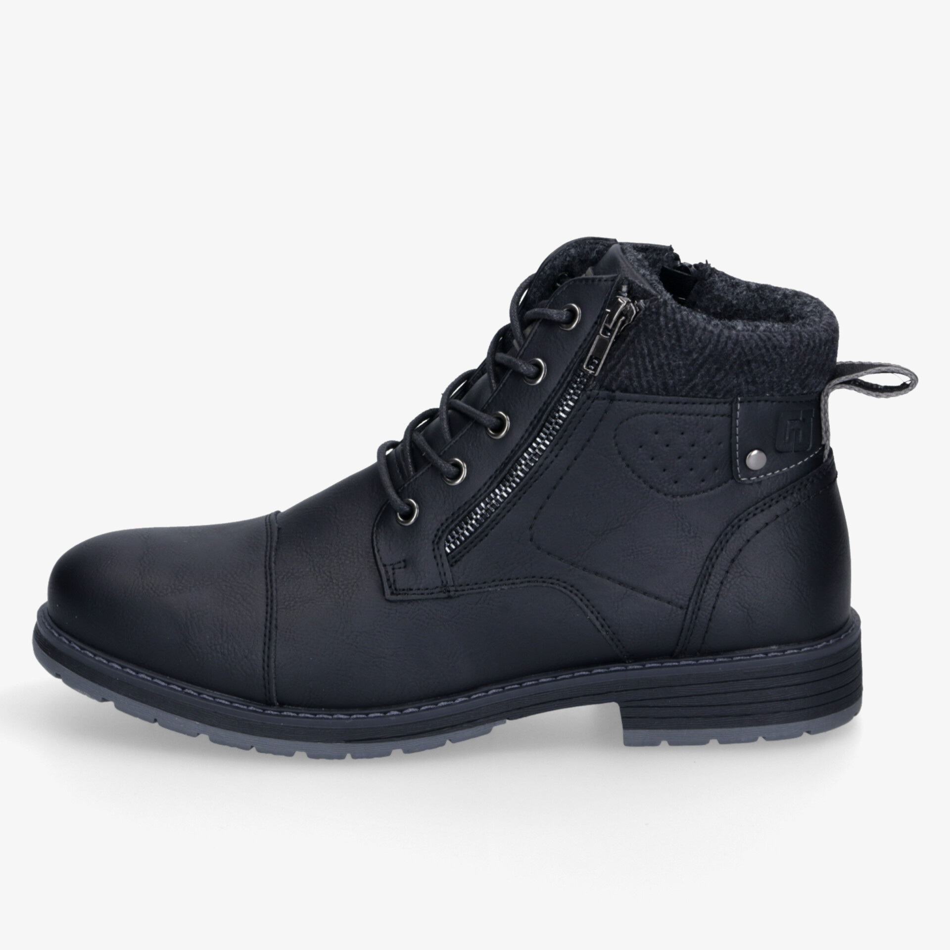 Robuster schwarzer Winterboot mit warmer Fütterung, seitlichem Reißverschluss und rutschfester Sohle in seitlicher Ansicht