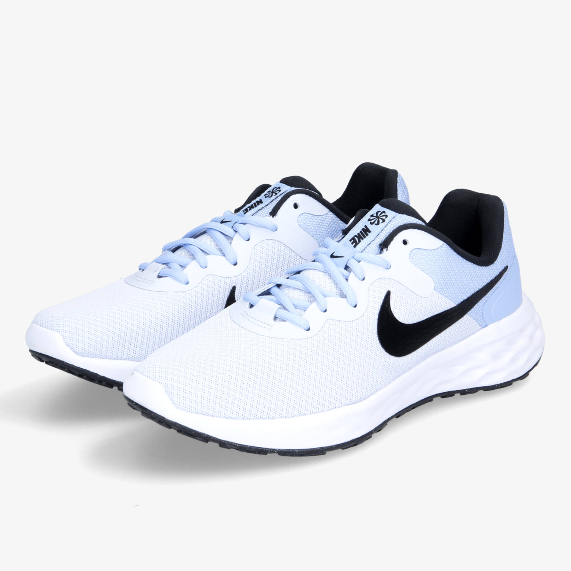 Leichter, atmungsaktiver Sportschuh in Weiß mit schwarzem Logo und bequemer Sohle für optimalen Komfort.