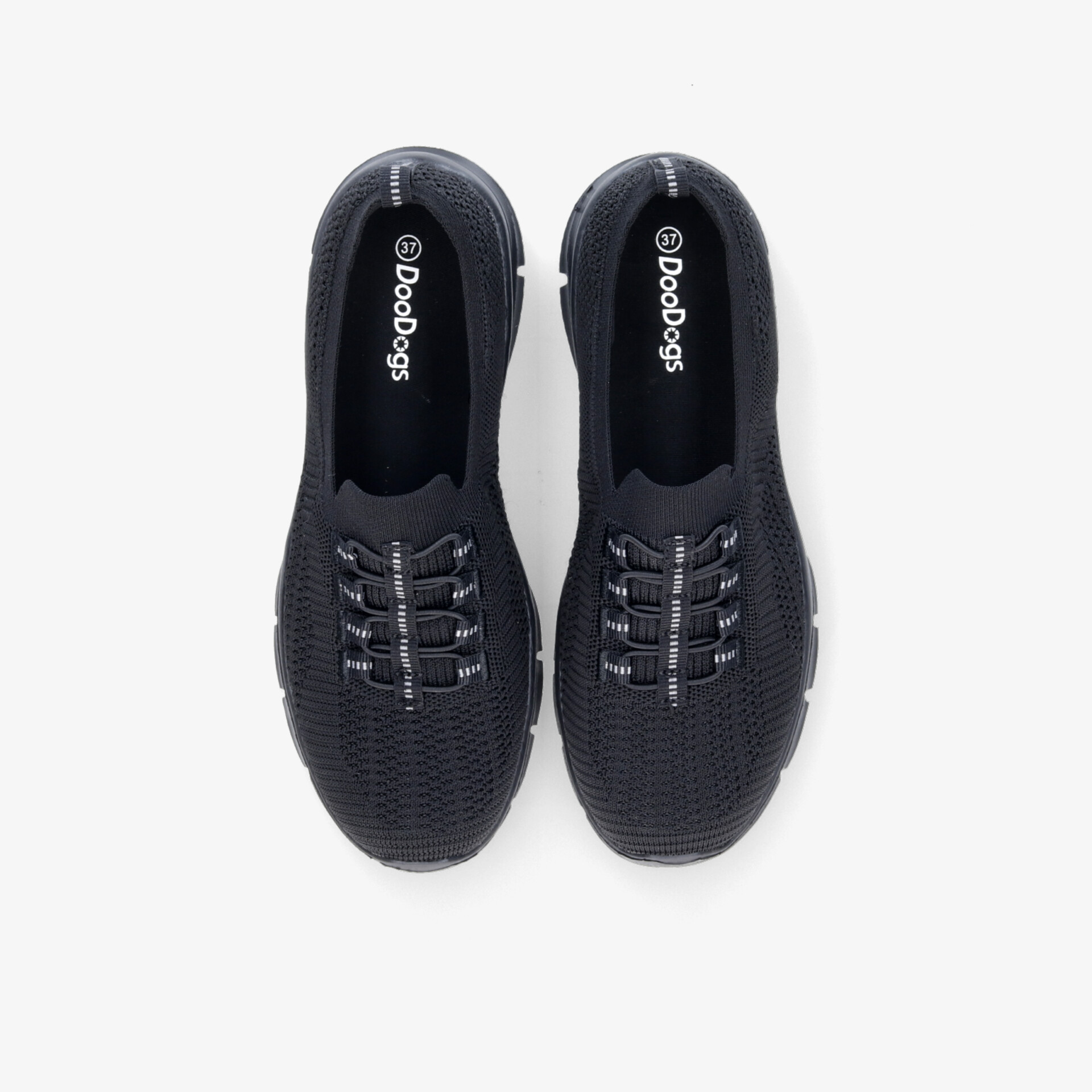 Leichte schwarze Sportschuhe mit schnürsenkeln, bequeme und flexible Dämpfung, im Paar von oben sichtbar