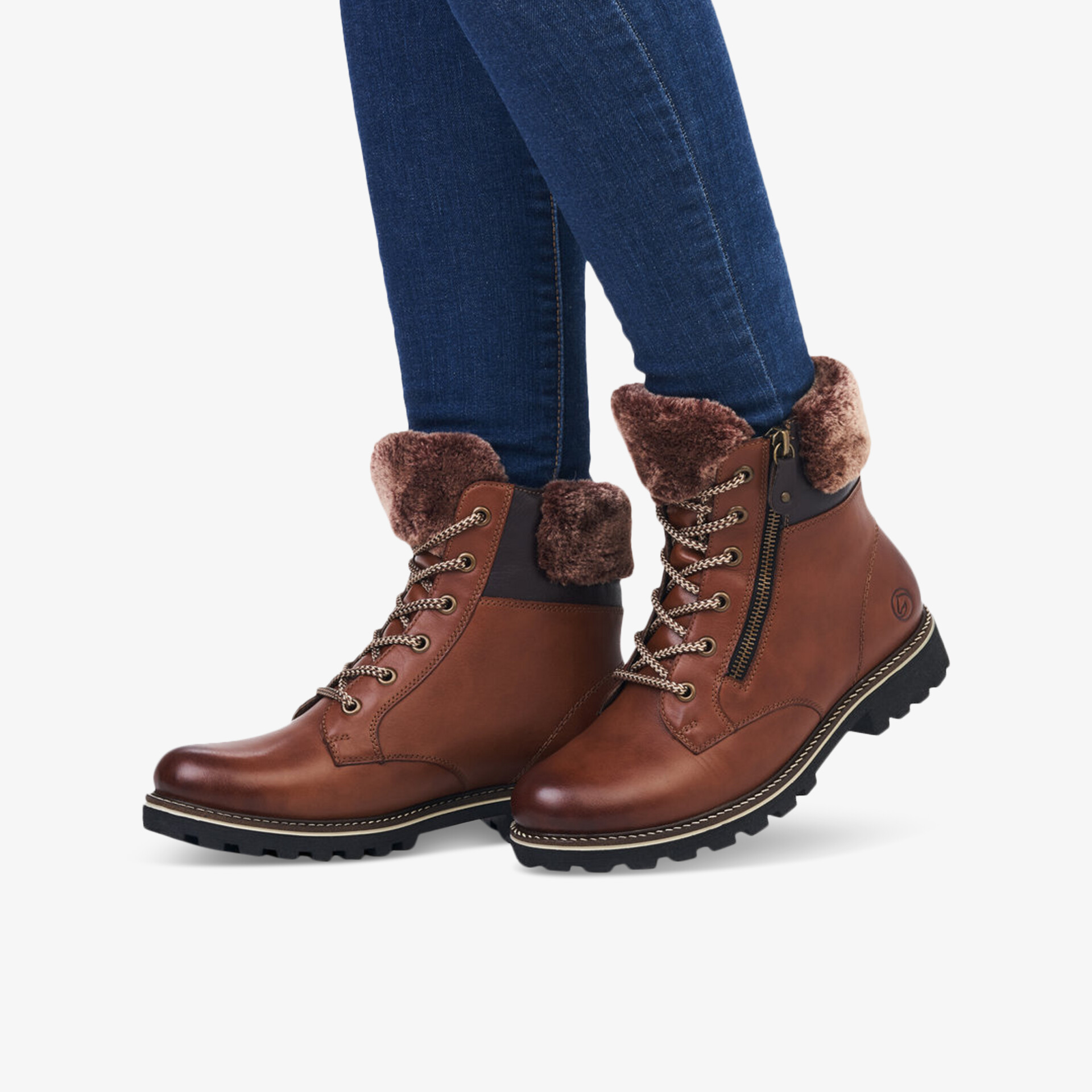 Modische braune Stiefel mit Fellfutter, ideal für kalte Tage, Komfort und Stil vereint.
