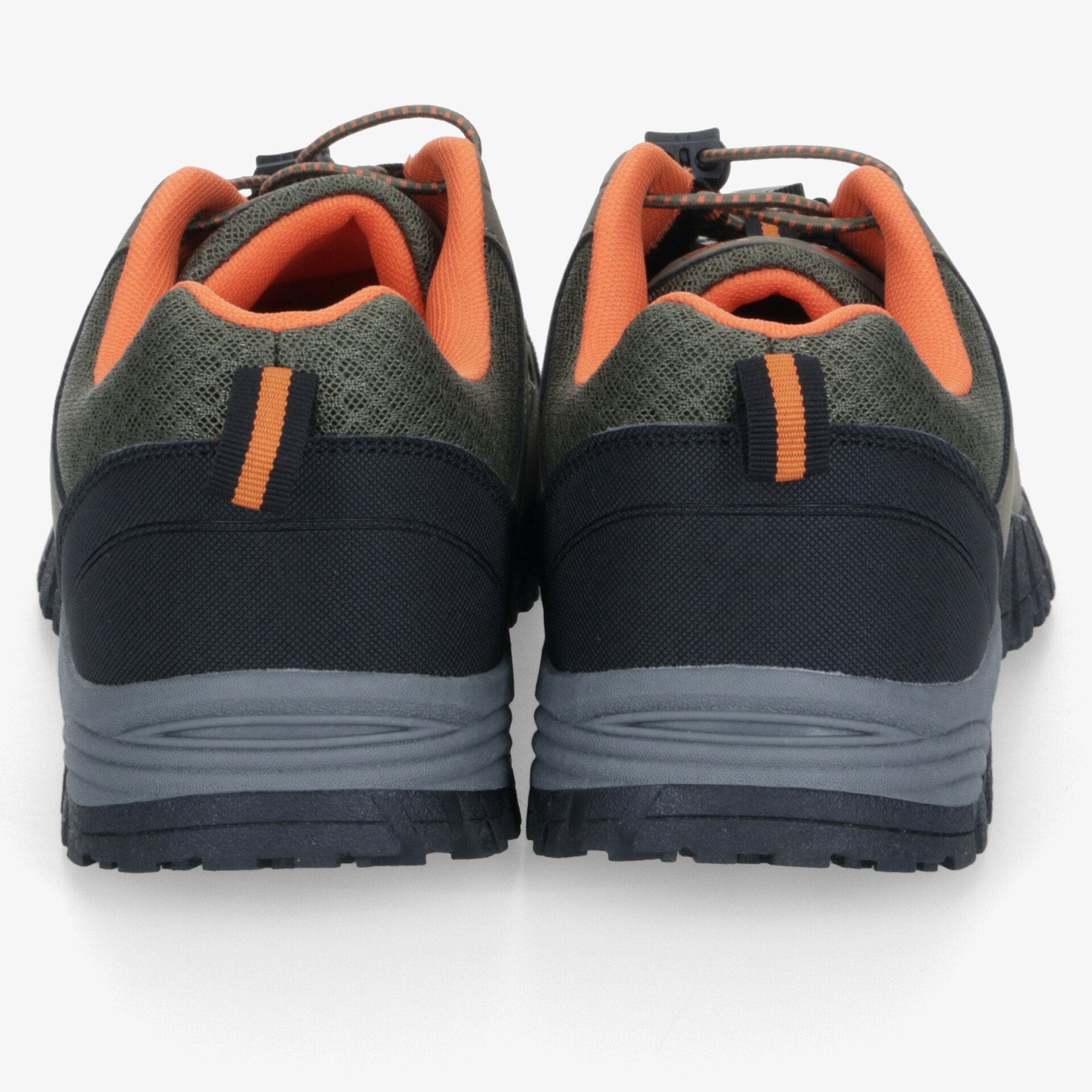 Rückansicht strapazierfähiger Schuhe mit gepolstertem Schaft und rutschfester Sohle in dunkler Farbe