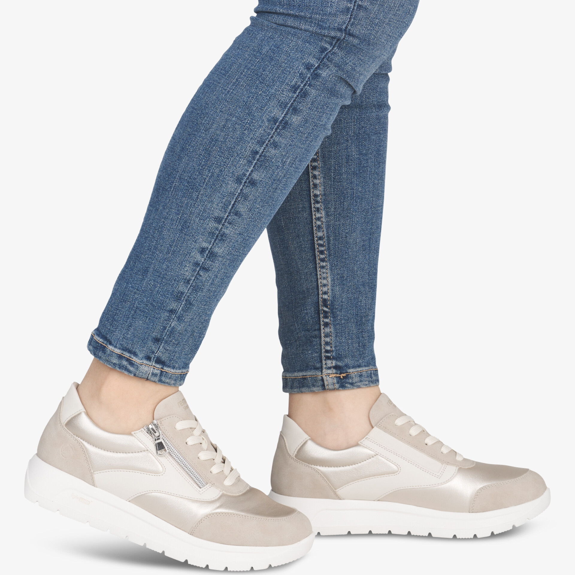 Bequemer, leichter Sneaker mit rutschfester Sohle und modernem Design, getragen am Fuß mit Jeans