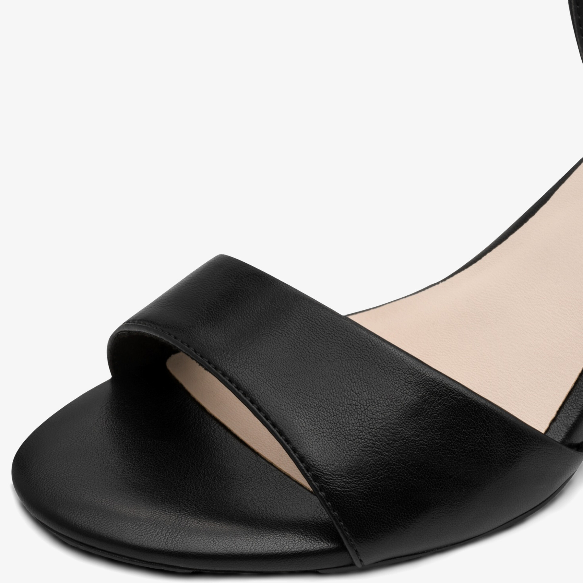 Schwarzer, eleganter Lederschuh mit offenem Zehenbereich und sauberer Naht als hochwertiges Detail