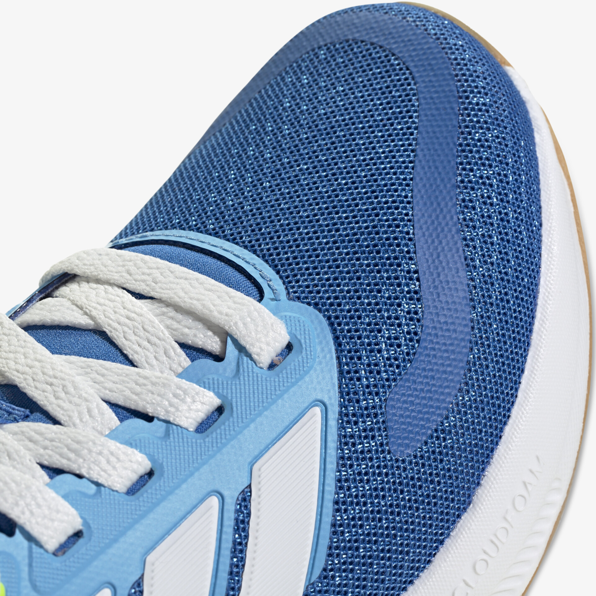 Detailaufnahme atmungsaktiver sportlicher Schuh mit flexiblem Mesh-Obermaterial und weißen Schnürsenkeln