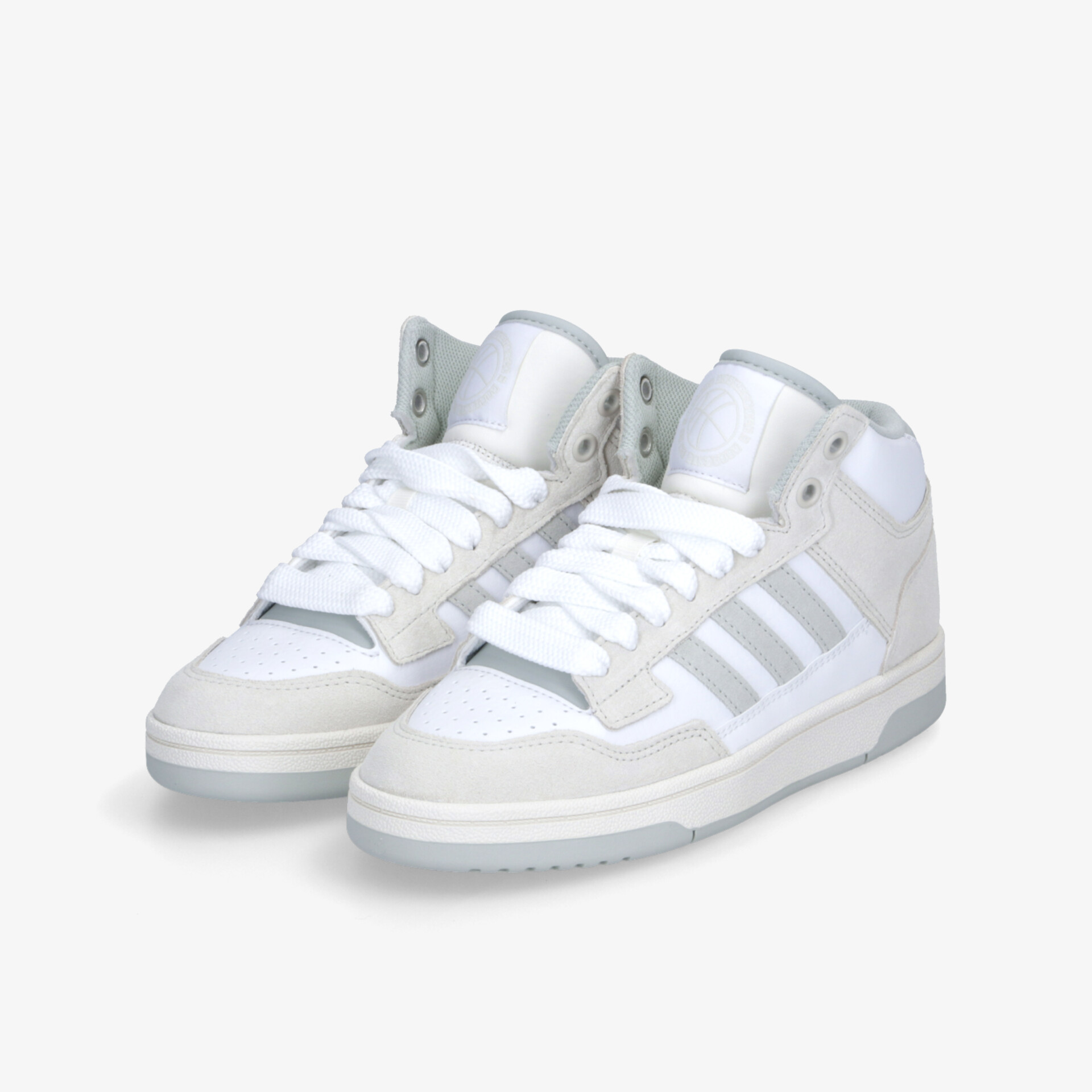 Weißes Sneakers-Paar schräg vorne mit gepolsterter Innensohle und strapazierfähigem Material, sportlicher und bequemer Schuh