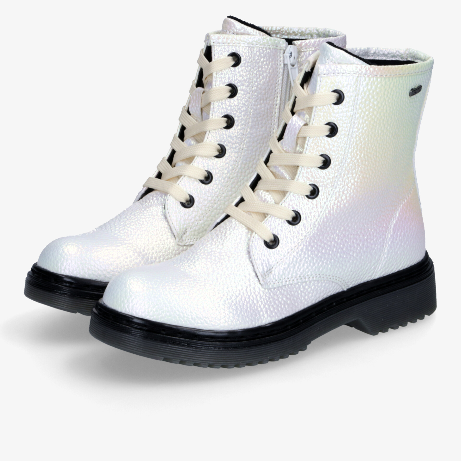 Weißes Paar robuster Stiefel mit Schnürsenkeln und strapazierfähiger schwarzer Sohle in schräger Frontansicht